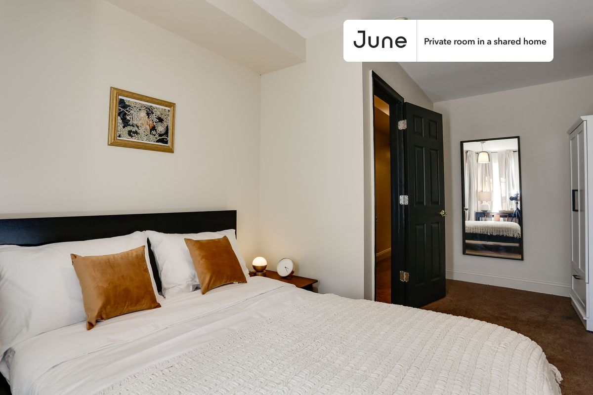 

PLEASE NOTE: This is a private room in a shared apartment. You will have your own bedroom and shared common areas (kitchen, bathroom, etc.) with other residents.

Full bedroom in a 4 bedroom / 3.5 bathroom apartment!

Check out 3D tour now:  https://jnhm.es/Pr

This  Full room in Shaw  is available on a 12 month lease or a flexible short term (31 to 364 days) lease. You pick your custom start and end date. Monthly rent rate is determined by furnishing preference, move-in date and move-out date. Speak to a June representative for recommendations on the best stay duration for the lowest rate, and learn more about this home on the June website:  https://jnhm.es/A7

Amenities of this home:   Dishwasher,    Patio,    Furnished Common Areas,    Wi-Fi - Paid separately (High-Speed),    Outdoor space,    Guarantors Allowed,       32-inch Flat-Screen TV,    Dining area,    Laundry in home (free),       Hardwood Flooring,    Microwave,    Oven,    Refrigerator,    Air Conditioning | HVAC,   also, this unit is conveniently located, several local parks, restaurants and bars are just minutes away.

About June Homes: Welcome to the easiest rental experience of your life. Rent furnished or unfurnished apartments on a 12 month lease or a flexible short term (31 to 364 days). As a resident, you’ll have access to 24/7 support and monthly cleanings of the home’s shared spaces. Sign up now to apply online for your next home with June: https://jnhm.es/sign-roomi

Brokers welcome! Contact us for more details.

Interested? Kindly note that the minimum stay duration would be 31 days. 

Use this listing ID when speaking to June team:  #106 1A