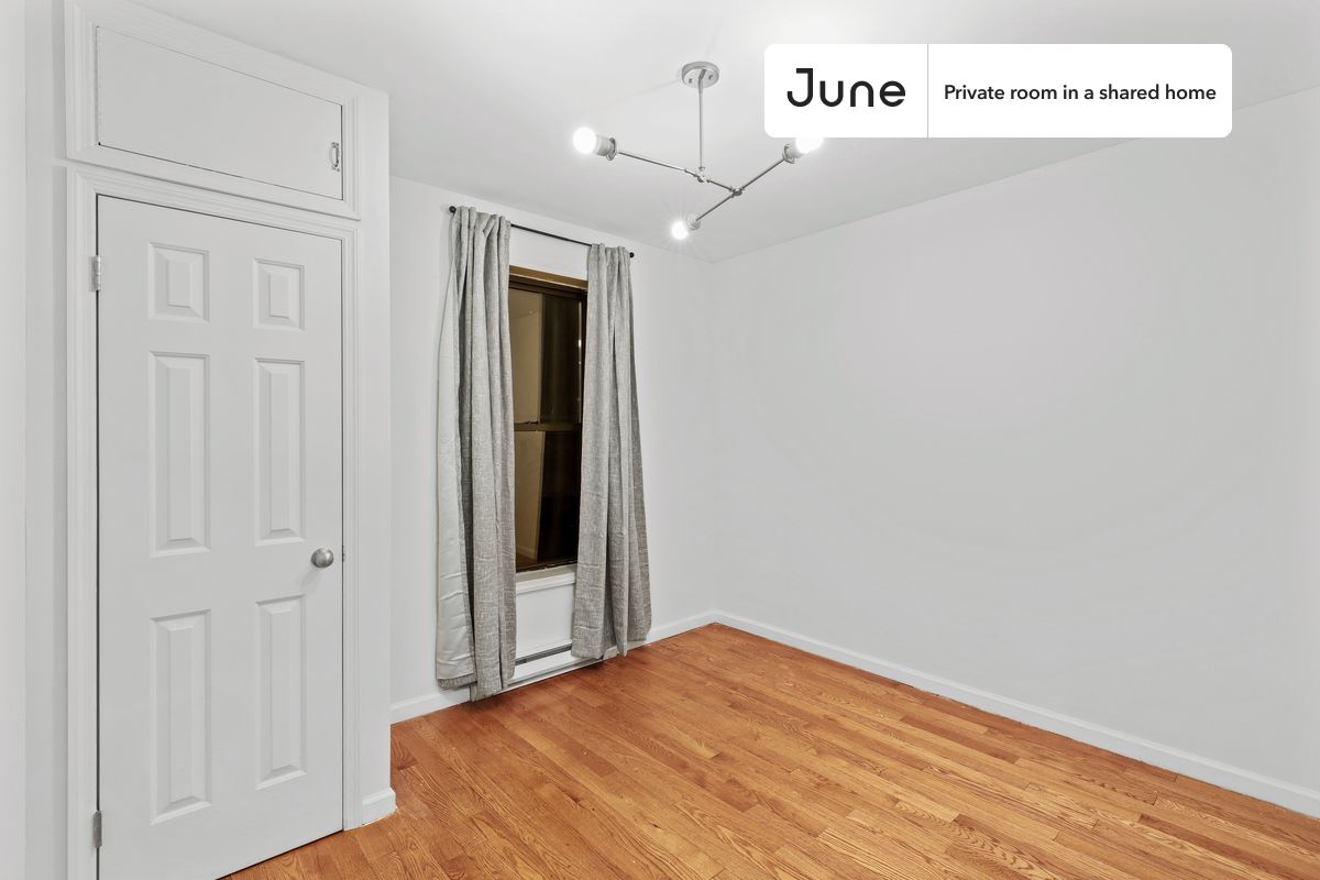 PLEASE NOTE: This is a private room in a shared apartment. You will have your own bedroom and shared common areas (kitchen, bathroom, etc.) with other residents.
Full bedroom in a 4 bedroom / 1 bathroom apartment!
Check out 3D tour now: https://jnhm.es/Xc
This Full room in Upper West Side is available on a 12 month lease or a flexible short term (31 to 364 days) lease. You pick your custom start and end date. Monthly rent rate is determined by furnishing preference, move-in date and move-out date. Speak to a June representative for recommendations on the best stay duration for the lowest rate, and learn more about this home on the June website: https://jnhm.es/5Kw
Amenities of this home: Dishwasher, Furnished Common Areas, Wi-Fi - Paid separately (High-Speed), Guarantors Allowed, 32-inch Flat-Screen TV, Street parking - City permit required, Laundry in home (free), Hardwood Flooring, Microwave, Oven, Refrigerator, also, this unit is conveniently located, several local parks, restaurants and bars are just minutes away.
About June Homes: Welcome to the easiest rental experience of your life. Rent furnished or unfurnished apartments on a 12 month lease or a flexible short term (31 to 364 days). As a resident, you’ll have access to 24/7 support and monthly cleanings of the home’s shared spaces. Sign up now to apply online for your next home with June: https://jnhm.es/sign-roomi
Brokers welcome! Contact us for more details.
Interested? Use this listing ID when speaking to June team: #764 B