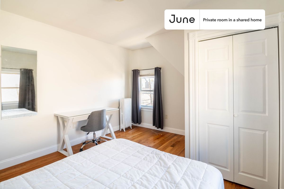 PLEASE NOTE: This is a private room in a shared apartment. You will have your own bedroom and shared common areas (kitchen, bathroom, etc.) with other residents.
Full bedroom in a 7 bedroom / 2 bathroom apartment!
Check out 3D tour now: https://jnhm.es/8bO
This Full room in Brighton is available on a 12 month lease or a flexible short term (31 to 364 days) lease. You pick your custom start and end date. Monthly rent rate is determined by furnishing preference, move-in date and move-out date. Speak to a June representative for recommendations on the best stay duration for the lowest rate, and learn more about this home on the June website: https://jnhm.es/6ld
Amenities of this home: Furnished Common Areas, Wi-Fi - Paid separately (High-Speed), Guarantors Allowed, Dine in kitchen, Street parking - City permit required, Laundry in home (free), Hardwood Flooring, Microwave, Oven, Refrigerator, also, this unit is conveniently located, several local parks, restaurants and bars are just minutes away.
About June Homes: Welcome to the easiest rental experience of your life. Rent furnished or unfurnished apartments on a 12 month lease or a flexible short term (31 to 364 days). As a resident, you’ll have access to 24/7 support and monthly cleanings of the home’s shared spaces. Sign up now to apply online for your next home with June: https://jnhm.es/sign-roomi
Brokers welcome! Contact us for more details.
Interested? Kindly note that the minimum stay duration would be 31 days.
Use this listing ID when speaking to June team: #1517 E