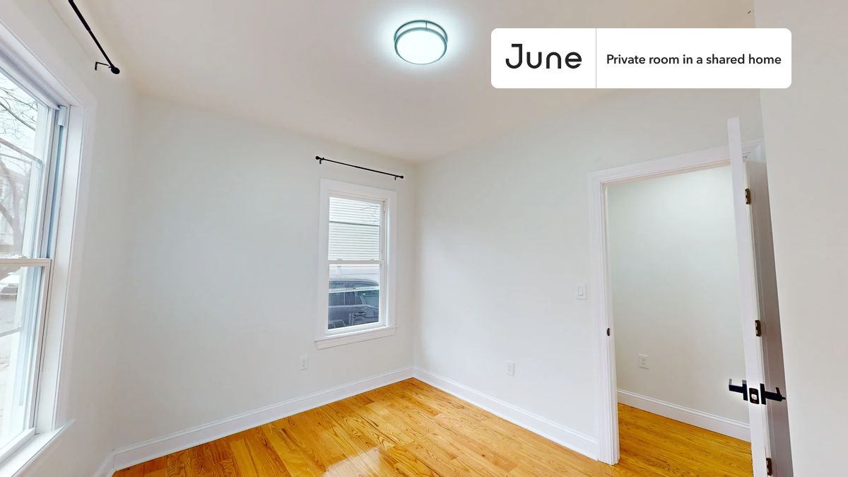 

PLEASE NOTE: This is a private room in a shared apartment. You will have your own bedroom and shared common areas (kitchen, bathroom, etc.) with other residents.

Queen bedroom in a 4 bedroom / 2 bathroom apartment!

Check out 3D tour now:  https://jnhm.es/84o

This  Queen room in Fort Hill  is available on a 12 month lease or a flexible short term (31 to 364 days) lease. You pick your custom start and end date. Monthly rent rate is determined by furnishing preference, move-in date and move-out date. Speak to a June representative for recommendations on the best stay duration for the lowest rate, and learn more about this home on the June website:  https://jnhm.es/5Wc

Amenities of this home:   Dishwasher,    Furnished Common Areas,    Wi-Fi - Paid separately (High-Speed),    Guarantors Allowed,          Street parking - City permit required,    Laundry - Paid separately (in building),    Hardwood Flooring,    Microwave,    Oven,    Refrigerator,   also, this unit is conveniently located, several local parks, restaurants and bars are just minutes away.

About June Homes: Welcome to the easiest rental experience of your life. Rent furnished or unfurnished apartments on a 12 month lease or a flexible short term (31 to 364 days). As a resident, you’ll have access to 24/7 support and monthly cleanings of the home’s shared spaces. Sign up now to apply online for your next home with June: https://jnhm.es/sign-roomi

Brokers welcome! Contact us for more details.

Interested? Kindly note that the minimum stay duration would be 31 days. 

Use this listing ID when speaking to June team:  #990 B