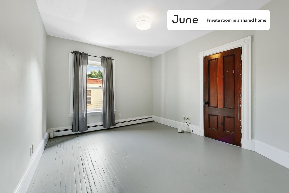 

PLEASE NOTE: This is a private room in a shared apartment. You will have your own bedroom and shared common areas (kitchen, bathroom, etc.) with other residents.

Queen bedroom in a 4 bedroom / 2 bathroom apartment!

Check out 3D tour now:  https://jnhm.es/TA

This  Queen room in Allston  is available on a 12 month lease or a flexible short term (31 to 364 days) lease. You pick your custom start and end date. Monthly rent rate is determined by furnishing preference, move-in date and move-out date. Speak to a June representative for recommendations on the best stay duration for the lowest rate, and learn more about this home on the June website:  https://jnhm.es/5yt

Amenities of this home:   Furnished Common Areas,    Wi-Fi - Paid separately (High-Speed),    Guarantors Allowed,          Street parking - City permit required,    Laundry - Paid separately (in building),    Wall-Mounted TV,    Hardwood Flooring,    Microwave,    Oven,    Refrigerator,   also, this unit is conveniently located, several local parks, restaurants and bars are just minutes away.

About June Homes: Welcome to the easiest rental experience of your life. Rent furnished or unfurnished apartments on a 12 month lease or a flexible short term (31 to 364 days). As a resident, you’ll have access to 24/7 support and monthly cleanings of the home’s shared spaces. Sign up now to apply online for your next home with June: https://jnhm.es/sign-roomi

Brokers welcome! Contact us for more details.

Interested? Kindly note that the minimum stay duration would be 31 days. 

Use this listing ID when speaking to June team:  #502 C