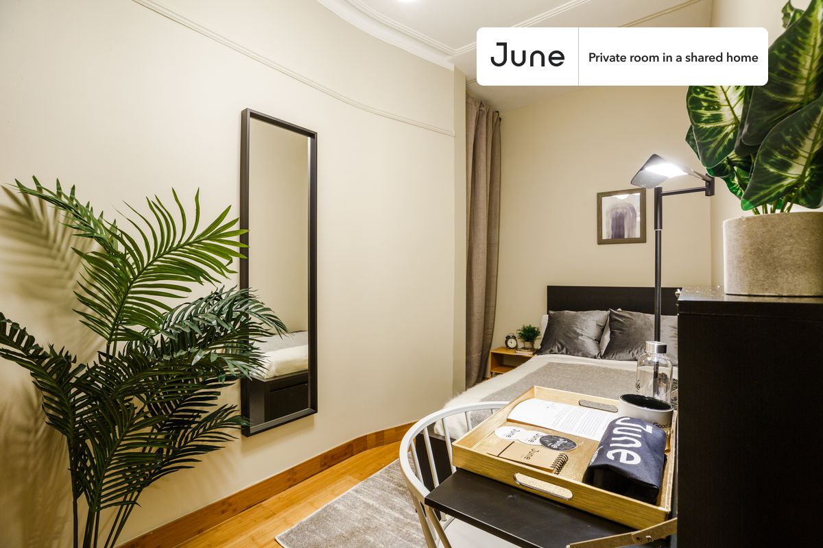 PLEASE NOTE: This is a private room in a shared apartment. You will have your own bedroom and shared common areas (kitchen, bathroom, etc.) with other residents.
Twin bedroom in a 3 bedroom / 1 bathroom apartment!
Check out 3D tour now: https://jnhm.es/PR
This Twin room in Hell's Kitchen is available on a 12 month lease or a flexible short term (31 to 364 days) lease. You pick your custom start and end date. Monthly rent rate is determined by furnishing preference, move-in date and move-out date. Speak to a June representative for recommendations on the best stay duration for the lowest rate, and learn more about this home on the June website: https://jnhm.es/DD
Amenities of this home: Dishwasher, Furnished Common Areas, Wi-Fi - Paid separately (High-Speed), Guarantors Allowed, 32-inch Flat-Screen TV, Smart lock, Hardwood Flooring, Microwave, Oven, Refrigerator, also, this unit is conveniently located, several local parks, restaurants and bars are just minutes away.
About June Homes: Welcome to the easiest rental experience of your life. Rent furnished or unfurnished apartments on a 12 month lease or a flexible short term (31 to 364 days). As a resident, you’ll have access to 24/7 support and monthly cleanings of the home’s shared spaces. Sign up now to apply online for your next home with June: https://jnhm.es/sign-roomi
Brokers welcome! Contact us for more details.
Interested? Use this listing ID when speaking to June team: #216 B