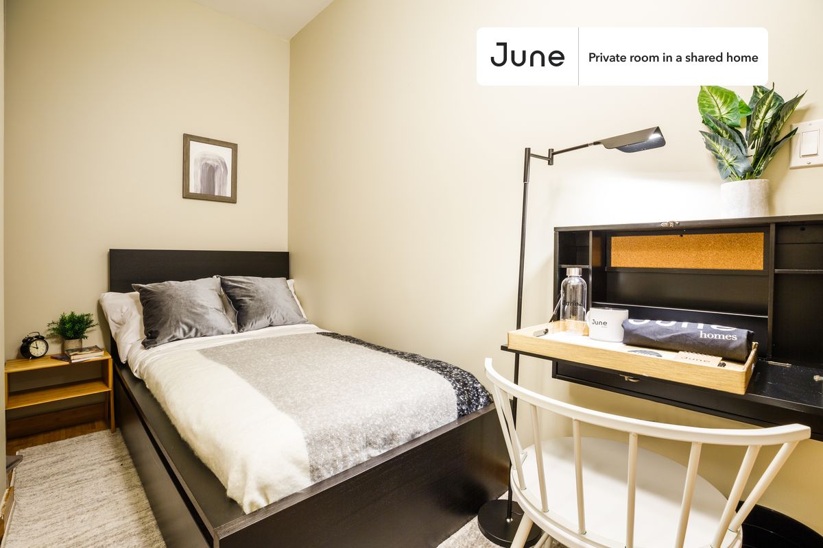 PLEASE NOTE: This is a private room in a shared apartment. You will have your own bedroom and shared common areas (kitchen, bathroom, etc.) with other residents.
Twin bedroom in a 3 bedroom / 1 bathroom apartment!
Check out 3D tour now: https://jnhm.es/PR
This Twin room in Hell's Kitchen is available on a 12 month lease or a flexible short term (31 to 364 days) lease. You pick your custom start and end date. Monthly rent rate is determined by furnishing preference, move-in date and move-out date. Speak to a June representative for recommendations on the best stay duration for the lowest rate, and learn more about this home on the June website: https://jnhm.es/DD
Amenities of this home: Dishwasher, Furnished Common Areas, Wi-Fi - Paid separately (High-Speed), Guarantors Allowed, 32-inch Flat-Screen TV, Smart lock, Hardwood Flooring, Microwave, Oven, Refrigerator, also, this unit is conveniently located, several local parks, restaurants and bars are just minutes away.
About June Homes: Welcome to the easiest rental experience of your life. Rent furnished or unfurnished apartments on a 12 month lease or a flexible short term (31 to 364 days). As a resident, you’ll have access to 24/7 support and monthly cleanings of the home’s shared spaces. Sign up now to apply online for your next home with June: https://jnhm.es/sign-roomi
Brokers welcome! Contact us for more details.
Interested? Use this listing ID when speaking to June team: #216 B