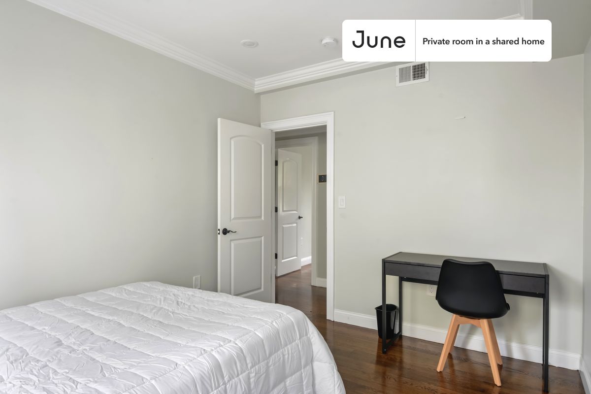 

PLEASE NOTE: This is a private room in a shared apartment. You will have your own bedroom and shared common areas (kitchen, bathroom, etc.) with other residents.

Queen bedroom in a 4 bedroom / 1.5 bathroom apartment!

Check out 3D tour now:  https://jnhm.es/U3

This  Queen room in Brighton  is available on a 12 month lease or a flexible short term (31 to 364 days) lease. You pick your custom start and end date. Monthly rent rate is determined by furnishing preference, move-in date and move-out date. Speak to a June representative for recommendations on the best stay duration for the lowest rate, and learn more about this home on the June website:  https://jnhm.es/5BD

Amenities of this home:   Dishwasher,    Furnished Common Areas,    Wi-Fi - Paid separately (High-Speed),    Guarantors Allowed,       32-inch Flat-Screen TV,    Laundry in home (free),       Parking Spot (Paid separately),    Hardwood Flooring,    Microwave,    Oven,    Refrigerator,    Air Conditioning | HVAC,    Parking through SpotHero Paid,   also, this unit is conveniently located, several local parks, restaurants and bars are just minutes away.

About June Homes: Welcome to the easiest rental experience of your life. Rent furnished or unfurnished apartments on a 12 month lease or a flexible short term (31 to 364 days). As a resident, you’ll have access to 24/7 support and monthly cleanings of the home’s shared spaces. Sign up now to apply online for your next home with June: https://jnhm.es/sign-roomi

Brokers welcome! Contact us for more details.

Interested? Kindly note that the minimum stay duration would be 31 days. 

Use this listing ID when speaking to June team:  #569 C