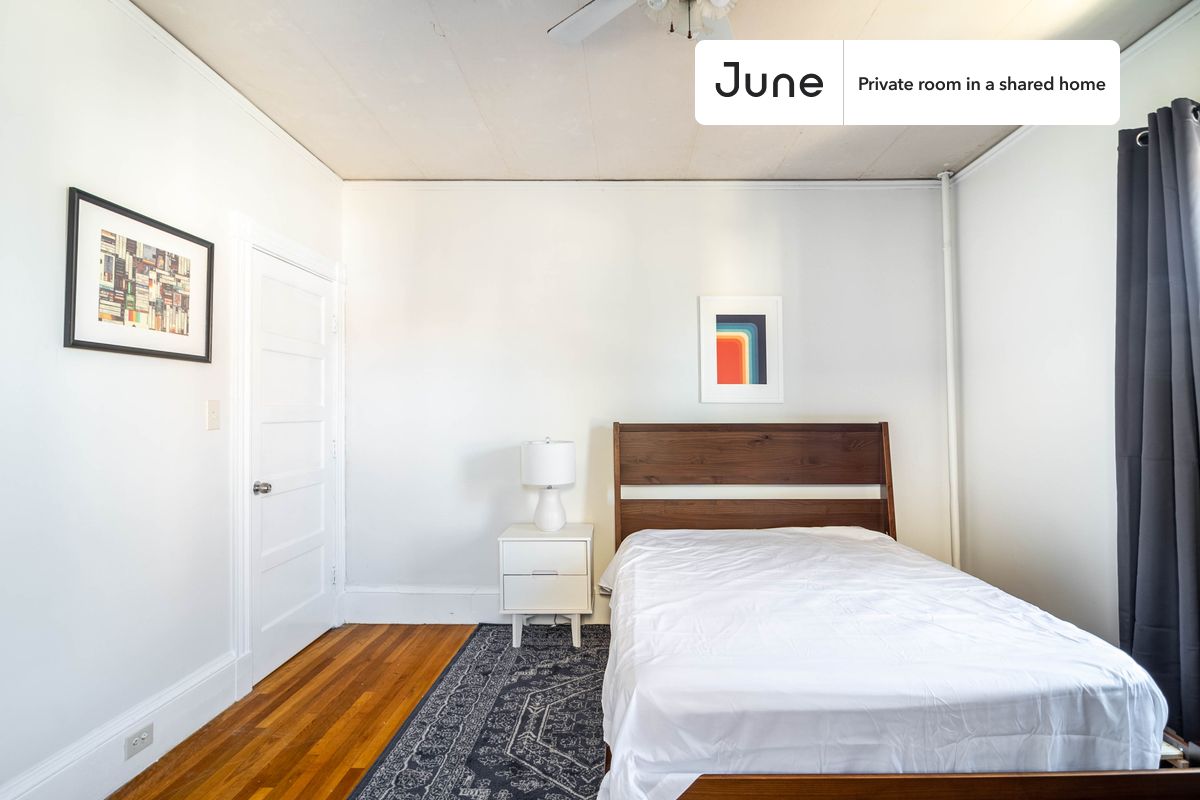 PLEASE NOTE: This is a private room in a shared apartment. You will have your own bedroom and shared common areas (kitchen, bathroom, etc.) with other residents.
Queen bedroom in a 7 bedroom / 2 bathroom apartment!
Check out 3D tour now: https://jnhm.es/8bO
This Queen room in Brighton is available on a 12 month lease or a flexible short term (31 to 364 days) lease. You pick your custom start and end date. Monthly rent rate is determined by furnishing preference, move-in date and move-out date. Speak to a June representative for recommendations on the best stay duration for the lowest rate, and learn more about this home on the June website: https://jnhm.es/6la
Amenities of this home: Furnished Common Areas, Wi-Fi - Paid separately (High-Speed), Guarantors Allowed, Dine in kitchen, Street parking - City permit required, Laundry in home (free), Hardwood Flooring, Microwave, Oven, Refrigerator, also, this unit is conveniently located, several local parks, restaurants and bars are just minutes away.
About June Homes: Welcome to the easiest rental experience of your life. Rent furnished or unfurnished apartments on a 12 month lease or a flexible short term (31 to 364 days). As a resident, you’ll have access to 24/7 support and monthly cleanings of the home’s shared spaces. Sign up now to apply online for your next home with June: https://jnhm.es/sign-roomi
Brokers welcome! Contact us for more details.
Interested? Kindly note that the minimum stay duration would be 31 days.
Use this listing ID when speaking to June team: #1517 C