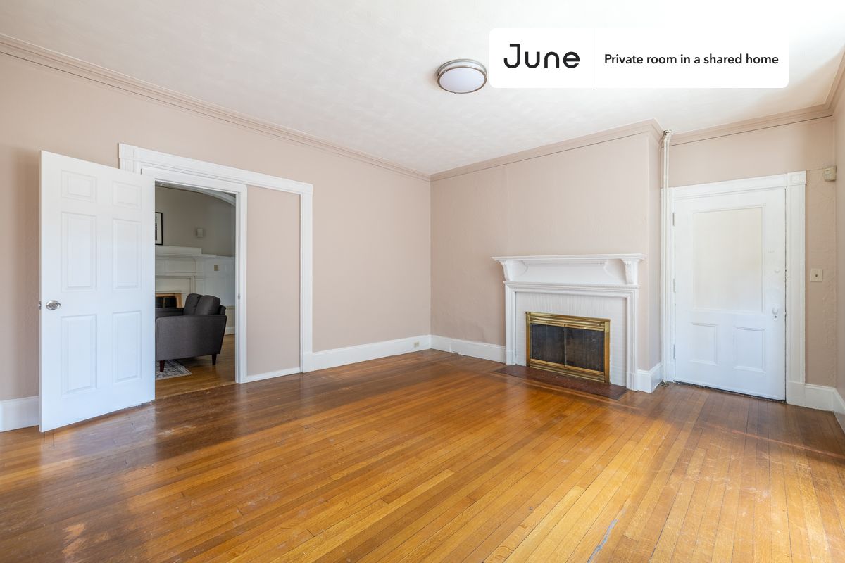 

Queen bedroom in a 4 bedroom / 2 bathroom apartment!

Check out 3D tour now:  https://jnhm.es/84z

This  Queen room in Roxbury  is available on a flexible 1-18 month lease. Monthly rent rate is determined by furnishing preference, move-in date and move-out date. Speak to a June representative for recommendations on the best stay duration for the lowest rate, and learn more about this home on the June website:  https://jnhm.es/5WV

Amenities of this home:   Furnished Common Areas,    Wi-Fi - Paid separately (High-Speed),    Guarantors Allowed,       Decorative fireplace,       Laundry - Paid separately (in building),    Hardwood Flooring,    Microwave,    Oven,    Refrigerator,   also, this unit is conveniently located, several local parks, restaurants and bars are just minutes away.

About June Homes: Welcome to the easiest rental experience of your life. Rent furnished or unfurnished apartments for 1 - 18 months, bypass hidden costs and broker fees and enjoy an easy move-in. As a resident, you’ll have access to 24/7 support and monthly cleanings of the home’s shared spaces. Sign up now to apply online for your next home with June: https://jnhm.es/sign-roomi

Interested? Kindly note that the minimum stay duration would be 31 days. 

Use this listing ID when speaking to June team:  #999 B