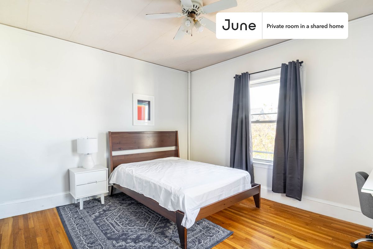 PLEASE NOTE: This is a private room in a shared apartment. You will have your own bedroom and shared common areas (kitchen, bathroom, etc.) with other residents.
Queen bedroom in a 7 bedroom / 2 bathroom apartment!
Check out 3D tour now: https://jnhm.es/8bO
This Queen room in Brighton is available on a 12 month lease or a flexible short term (31 to 364 days) lease. You pick your custom start and end date. Monthly rent rate is determined by furnishing preference, move-in date and move-out date. Speak to a June representative for recommendations on the best stay duration for the lowest rate, and learn more about this home on the June website: https://jnhm.es/6la
Amenities of this home: Furnished Common Areas, Wi-Fi - Paid separately (High-Speed), Guarantors Allowed, Dine in kitchen, Street parking - City permit required, Laundry in home (free), Hardwood Flooring, Microwave, Oven, Refrigerator, also, this unit is conveniently located, several local parks, restaurants and bars are just minutes away.
About June Homes: Welcome to the easiest rental experience of your life. Rent furnished or unfurnished apartments on a 12 month lease or a flexible short term (31 to 364 days). As a resident, you’ll have access to 24/7 support and monthly cleanings of the home’s shared spaces. Sign up now to apply online for your next home with June: https://jnhm.es/sign-roomi
Brokers welcome! Contact us for more details.
Interested? Kindly note that the minimum stay duration would be 31 days.
Use this listing ID when speaking to June team: #1517 C