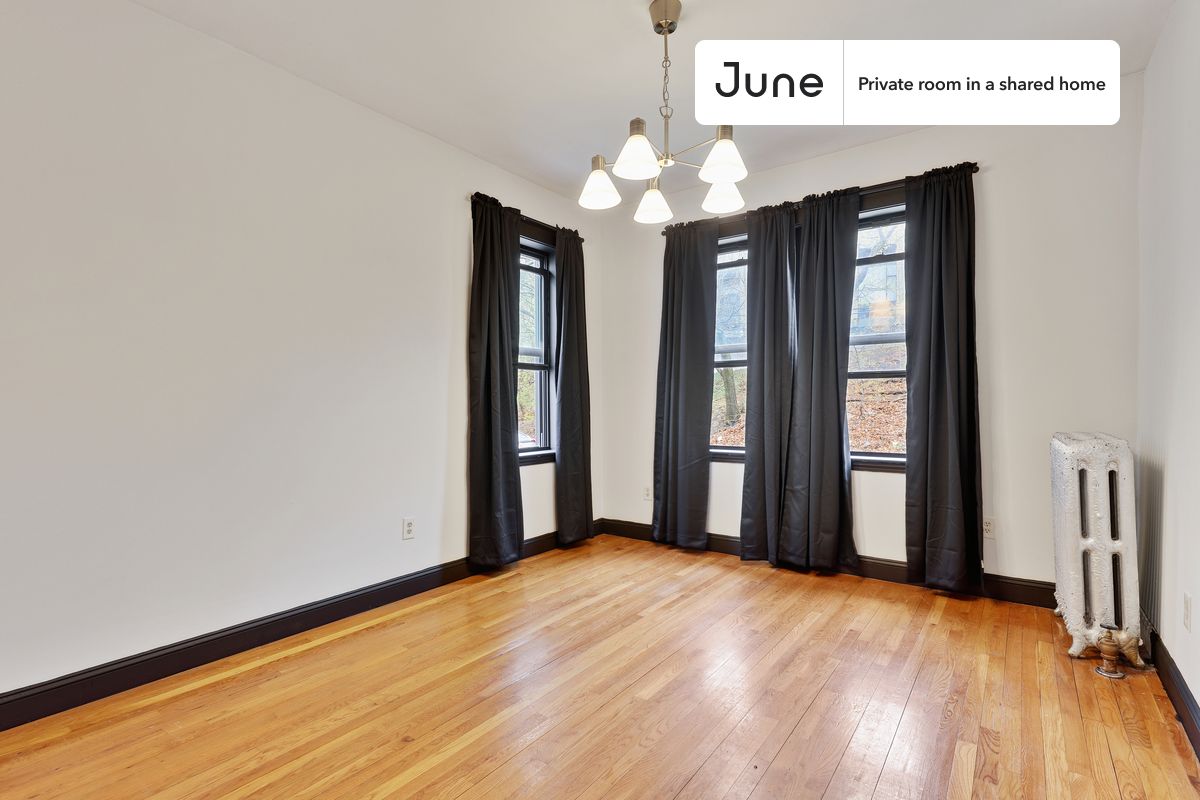 

PLEASE NOTE: This is a private room in a shared apartment. You will have your own bedroom and shared common areas (kitchen, bathroom, etc.) with other residents.

Queen bedroom in a 4 bedroom / 2.5 bathroom apartment!

Check out 3D tour now:  https://jnhm.es/QZ

This  Queen room in Brighton  is available on a 12 month lease or a flexible short term (31 to 364 days) lease. You pick your custom start and end date. Monthly rent rate is determined by furnishing preference, move-in date and move-out date. Speak to a June representative for recommendations on the best stay duration for the lowest rate, and learn more about this home on the June website:  https://jnhm.es/5tw

Amenities of this home:   Dishwasher,    Furnished Common Areas,    Wi-Fi - Paid separately (High-Speed),    Guarantors Allowed,       32-inch Flat-Screen TV,       Street parking - City permit required,    Back porch,    Living area,    Hardwood Flooring,    Microwave,    Oven,    Refrigerator,   also, this unit is conveniently located, several local parks, restaurants and bars are just minutes away.

About June Homes: Welcome to the easiest rental experience of your life. Rent furnished or unfurnished apartments on a 12 month lease or a flexible short term (31 to 364 days). As a resident, you’ll have access to 24/7 support and monthly cleanings of the home’s shared spaces. Sign up now to apply online for your next home with June: https://jnhm.es/sign-roomi

Brokers welcome! Contact us for more details.

Interested? Kindly note that the minimum stay duration would be 31 days. 

Use this listing ID when speaking to June team:  #387 B