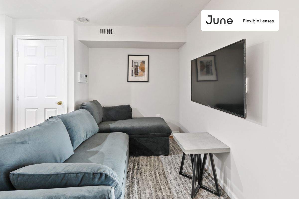 

3 bedroom in Shaw on flexible lease terms.

Check out 3D tour now:  https://jnhm.es/Yx

This 3 bedrooms, 2.5 bath apartment on the Shaw  is available on a flexible 1-18 month lease. Monthly rent rate is determined by furnishing preference, move-in date and move-out date. Speak to a June representative for recommendations on the best stay duration for the lowest rate, and learn more about this home on the June website:

Amenities of this home:   Dishwasher,    Furnished Common Areas,    Wi-Fi - Paid separately (High-Speed),    Guarantors Allowed,       Laundry in home (free),       Wall-Mounted TV,    Hardwood Flooring,    Microwave,    Oven,    Refrigerator,   also, this unit is conveniently located, several local parks, restaurants and bars are just minutes away.

About June Homes: Welcome to the easiest rental experience of your life. Rent furnished or unfurnished apartments for 1 - 18 months, bypass hidden costs and broker fees and enjoy an easy move-in. As a resident, you’ll have access to 24/7 support and monthly cleanings of the home’s shared spaces. Sign up now to apply online for your next home with June: https://jnhm.es/sign-roomi

Use this listing ID when speaking to June team: #807