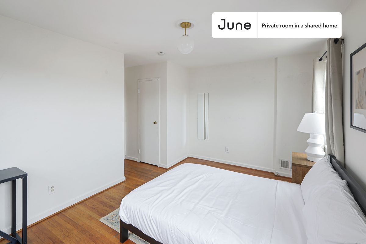 

PLEASE NOTE: This is a private room in a shared apartment. You will have your own bedroom and shared common areas (kitchen, bathroom, etc.) with other residents.

Queen bedroom in a 4 bedroom / 2.5 bathroom apartment!

Check out 3D tour now:  https://jnhm.es/Zl

This  Queen room in Fort Totten  is available on a 12 month lease or a flexible short term (31 to 364 days) lease. You pick your custom start and end date. Monthly rent rate is determined by furnishing preference, move-in date and move-out date. Speak to a June representative for recommendations on the best stay duration for the lowest rate, and learn more about this home on the June website:  https://jnhm.es/5LM

Amenities of this home:   Furnished Common Areas,    Wi-Fi - Paid separately (High-Speed),    Guarantors Allowed,       32-inch Flat-Screen TV,    Central AC (Common space),    Laundry in home (free),       Hardwood Flooring,    Microwave,    Oven,    Refrigerator,   also, this unit is conveniently located, several local parks, restaurants and bars are just minutes away.

About June Homes: Welcome to the easiest rental experience of your life. Rent furnished or unfurnished apartments on a 12 month lease or a flexible short term (31 to 364 days). As a resident, you’ll have access to 24/7 support and monthly cleanings of the home’s shared spaces. Sign up now to apply online for your next home with June: https://jnhm.es/sign-roomi

Brokers welcome! Contact us for more details.

Interested? Kindly note that the minimum stay duration would be 31 days. 

Use this listing ID when speaking to June team:  #789 B