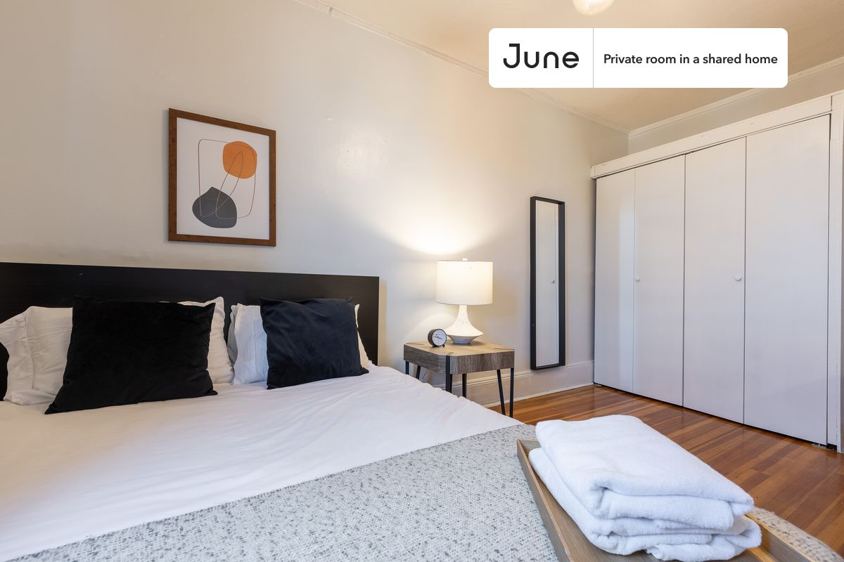 

PLEASE NOTE: This is a private room in a shared apartment. You will have your own bedroom and shared common areas (kitchen, bathroom, etc.) with other residents.

Queen bedroom in a 3 bedroom / 1 bathroom apartment!

Check out 3D tour now:  https://jnhm.es/5J

This  Queen room in North End  is available on a 12 month lease or a flexible short term (31 to 364 days) lease. You pick your custom start and end date. Monthly rent rate is determined by furnishing preference, move-in date and move-out date. Speak to a June representative for recommendations on the best stay duration for the lowest rate, and learn more about this home on the June website:  https://jnhm.es/LK

Amenities of this home:   Furnished Common Areas,    Wi-Fi - Paid separately (High-Speed),    Guarantors Allowed,       32-inch Flat-Screen TV,       Street parking - City permit required,    Laundry - Paid separately (in building),    Smart lock,    Living area,    Hardwood Flooring,    Microwave,    Oven,    Refrigerator,   also, this unit is conveniently located, several local parks, restaurants and bars are just minutes away.

About June Homes: Welcome to the easiest rental experience of your life. Rent furnished or unfurnished apartments on a 12 month lease or a flexible short term (31 to 364 days). As a resident, you’ll have access to 24/7 support and monthly cleanings of the home’s shared spaces. Sign up now to apply online for your next home with June: https://jnhm.es/sign-roomi

Brokers welcome! Contact us for more details.

Interested? Kindly note that the minimum stay duration would be 31 days. 

Use this listing ID when speaking to June team:  #369 B