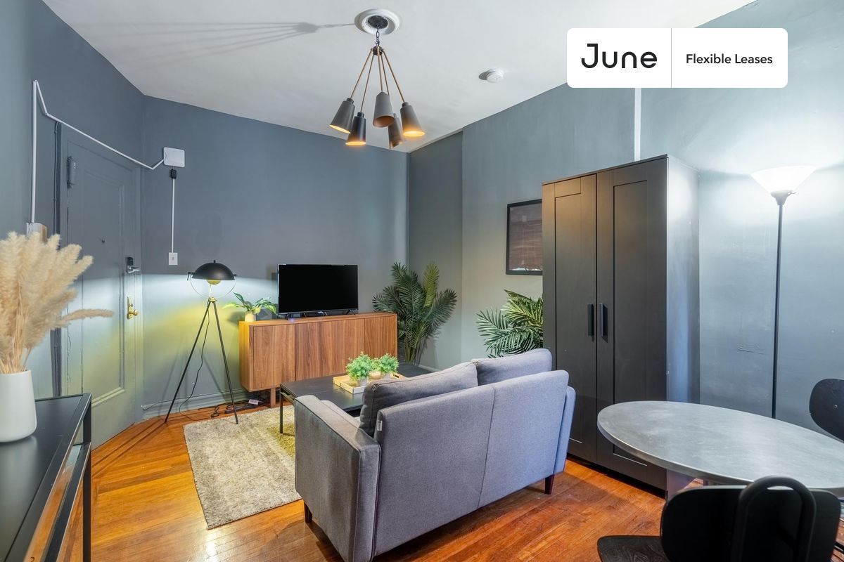

1 bedroom in Upper West Side on flexible lease terms.

Check out 3D tour now:  https://jnhm.es/OS

This  1 bedroom apartment on the Upper West Side  is available on a flexible 1-18 month lease. Monthly rent rate is determined by furnishing preference, move-in date and move-out date. Speak to a June representative for recommendations on the best stay duration for the lowest rate, and learn more about this home on the June website:     https://jnhm.es/EK

Amenities of this home:   Wi-Fi - Paid separately (High-Speed),    Guarantors Allowed,       32-inch Flat-Screen TV,    Dining area,    Couple-Friendly,       Queen bed,    Smart lock,    Hardwood Flooring,    Microwave,    Oven,    Refrigerator,   also, this unit is conveniently located, several local parks, restaurants and bars are just minutes away.

About June Homes: Welcome to the easiest rental experience of your life. Rent furnished or unfurnished apartments for 1 - 18 months, bypass hidden costs and broker fees and enjoy an easy move-in. As a resident, you’ll have access to 24/7 support and monthly cleanings of the home’s shared spaces. Sign up now to apply online for your next home with June: https://jnhm.es/sign-roomi

Interested? Use this listing ID when speaking to June team:  #242