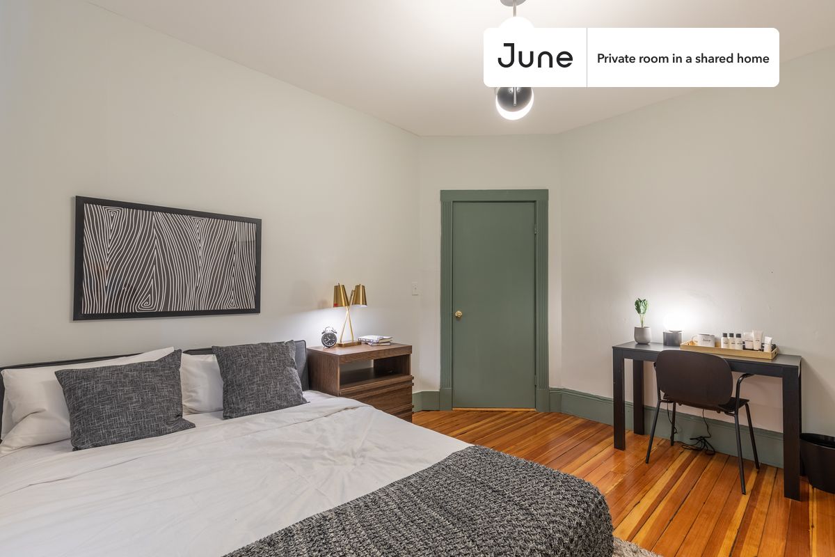 

PLEASE NOTE: This is a private room in a shared apartment. You will have your own bedroom and shared common areas (kitchen, bathroom, etc.) with other residents.

Queen bedroom in a 4 bedroom / 1 bathroom apartment!

Check out 3D tour now:  https://jnhm.es/Qe

This  Queen room in Brighton  is available on a 12 month lease or a flexible short term (31 to 364 days) lease. You pick your custom start and end date. Monthly rent rate is determined by furnishing preference, move-in date and move-out date. Speak to a June representative for recommendations on the best stay duration for the lowest rate, and learn more about this home on the June website:  https://jnhm.es/Ga

Amenities of this home:   Dishwasher,    Furnished Common Areas,    Wi-Fi - Paid separately (High-Speed),    Guarantors Allowed,       32-inch Flat-Screen TV,    Dining area,    Dine in kitchen,       Street parking - City permit required,    Laundry - Paid separately (in building),    Smart lock,    Hardwood Flooring,    Microwave,    Oven,    Refrigerator,   also, this unit is conveniently located, several local parks, restaurants and bars are just minutes away.

About June Homes: Welcome to the easiest rental experience of your life. Rent furnished or unfurnished apartments on a 12 month lease or a flexible short term (31 to 364 days). As a resident, you’ll have access to 24/7 support and monthly cleanings of the home’s shared spaces. Sign up now to apply online for your next home with June: https://jnhm.es/sign-roomi

Brokers welcome! Contact us for more details.

Interested? Kindly note that the minimum stay duration would be 31 days. 

Use this listing ID when speaking to June team:  #272 B