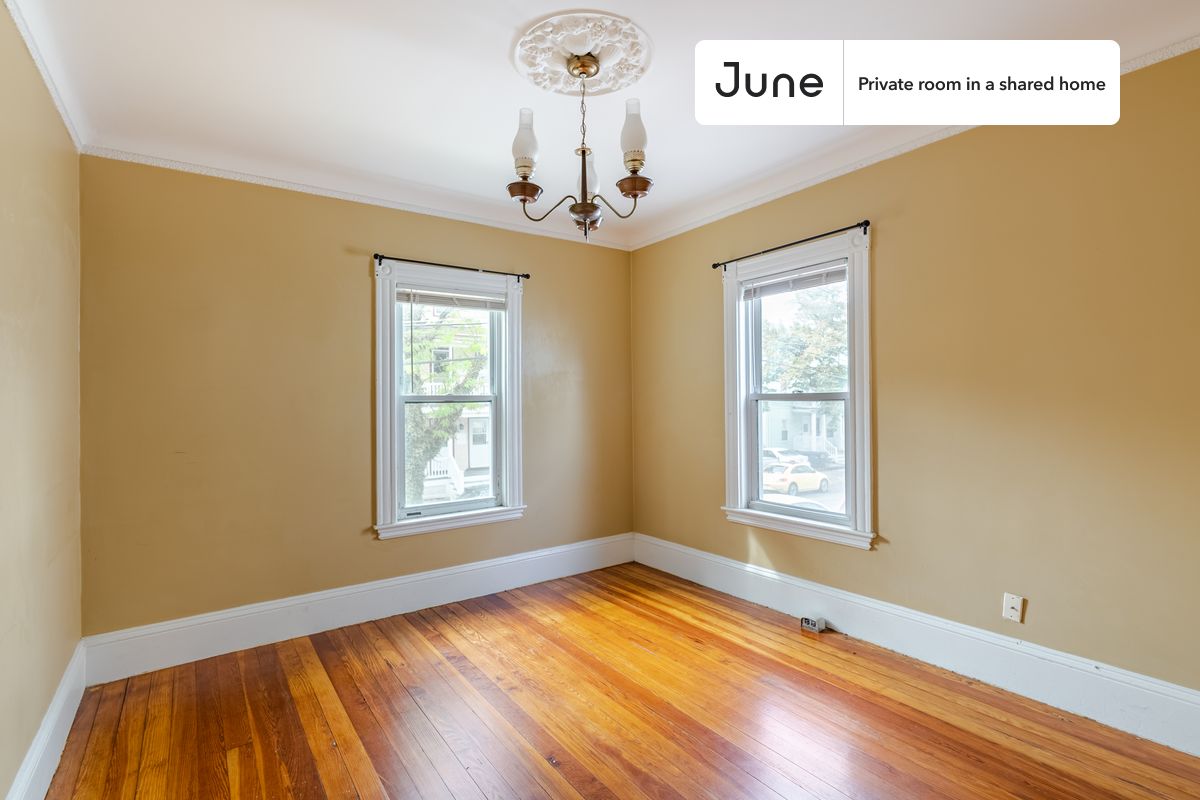 

PLEASE NOTE: This is a private room in a shared apartment. You will have your own bedroom and shared common areas (kitchen, bathroom, etc.) with other residents.

Full bedroom in a 4 bedroom / 1 bathroom apartment!

Check out 3D tour now:  https://jnhm.es/8aZ

This  Full room in Somerville  is available on a 12 month lease or a flexible short term (31 to 364 days) lease. You pick your custom start and end date. Monthly rent rate is determined by furnishing preference, move-in date and move-out date. Speak to a June representative for recommendations on the best stay duration for the lowest rate, and learn more about this home on the June website:  https://jnhm.es/6nG

Amenities of this home:   Dishwasher,    Wi-Fi - Paid separately (High-Speed),    Guarantors Allowed,       Dine in kitchen,       Laundry - Paid separately (in building),    Parking Spot (Paid separately),    Hardwood Flooring,    Microwave,    Oven,    Refrigerator,   also, this unit is conveniently located, several local parks, restaurants and bars are just minutes away.

About June Homes: Welcome to the easiest rental experience of your life. Rent furnished or unfurnished apartments on a 12 month lease or a flexible short term (31 to 364 days). As a resident, you’ll have access to 24/7 support and monthly cleanings of the home’s shared spaces. Sign up now to apply online for your next home with June: https://jnhm.es/sign-roomi

Brokers welcome! Contact us for more details.

Interested? Kindly note that the minimum stay duration would be 31 days. 

Use this listing ID when speaking to June team:  #1577 C