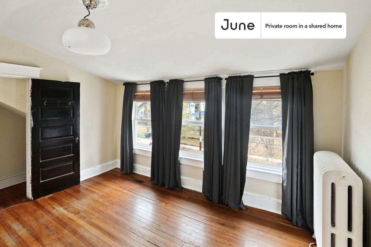 

PLEASE NOTE: This is a private room in a shared apartment. You will have your own bedroom and shared common areas (kitchen, bathroom, etc.) with other residents.

Queen bedroom in a 5 bedroom / 3 bathroom apartment!

Check out 3D tour now:  https://jnhm.es/Zh

This  Queen room in Brookland  is available on a 12 month lease or a flexible short term (31 to 364 days) lease. You pick your custom start and end date. Monthly rent rate is determined by furnishing preference, move-in date and move-out date. Speak to a June representative for recommendations on the best stay duration for the lowest rate, and learn more about this home on the June website:  https://jnhm.es/5Pr

Amenities of this home:   Dishwasher,    Furnished Common Areas,    Wi-Fi - Paid separately (High-Speed),    Guarantors Allowed,       Decorative fireplace,       Street parking - City permit required,    Laundry in home (free),    Wall-Mounted TV,    Hardwood Flooring,    Microwave,    Oven,    Refrigerator,   also, this unit is conveniently located, several local parks, restaurants and bars are just minutes away.

About June Homes: Welcome to the easiest rental experience of your life. Rent furnished or unfurnished apartments on a 12 month lease or a flexible short term (31 to 364 days). As a resident, you’ll have access to 24/7 support and monthly cleanings of the home’s shared spaces. Sign up now to apply online for your next home with June: https://jnhm.es/sign-roomi

Brokers welcome! Contact us for more details.

Interested? Kindly note that the minimum stay duration would be 31 days. 

Use this listing ID when speaking to June team:  #866 E