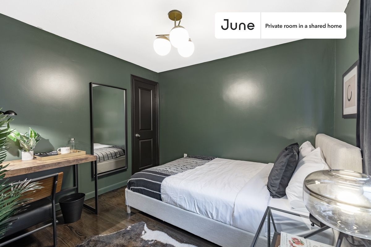 

PLEASE NOTE: This is a private room in a shared apartment. You will have your own bedroom and shared common areas (kitchen, bathroom, etc.) with other residents.

Queen bedroom in a 6 bedroom / 4 bathroom apartment!

Check out 3D tour now:  https://jnhm.es/Qo

This  Queen room in Brighton  is available on a 12 month lease or a flexible short term (31 to 364 days) lease. You pick your custom start and end date. Monthly rent rate is determined by furnishing preference, move-in date and move-out date. Speak to a June representative for recommendations on the best stay duration for the lowest rate, and learn more about this home on the June website:  https://jnhm.es/Da

Amenities of this home:   Dishwasher,    Patio,    Furnished Common Areas,    Wi-Fi - Paid separately (High-Speed),    Outdoor space,    Guarantors Allowed,       32-inch Flat-Screen TV,    Dining area,    Dine in kitchen,       Paid parking,    Laundry in home (free),    Smart lock,    Enclosed backyard,    Hardwood Flooring,    Microwave,    Oven,    Refrigerator,   also, this unit is conveniently located, several local parks, restaurants and bars are just minutes away.

About June Homes: Welcome to the easiest rental experience of your life. Rent furnished or unfurnished apartments on a 12 month lease or a flexible short term (31 to 364 days). As a resident, you’ll have access to 24/7 support and monthly cleanings of the home’s shared spaces. Sign up now to apply online for your next home with June: https://jnhm.es/sign-roomi

Brokers welcome! Contact us for more details.

Interested? Kindly note that the minimum stay duration would be 31 days. 

Use this listing ID when speaking to June team:  #207 A