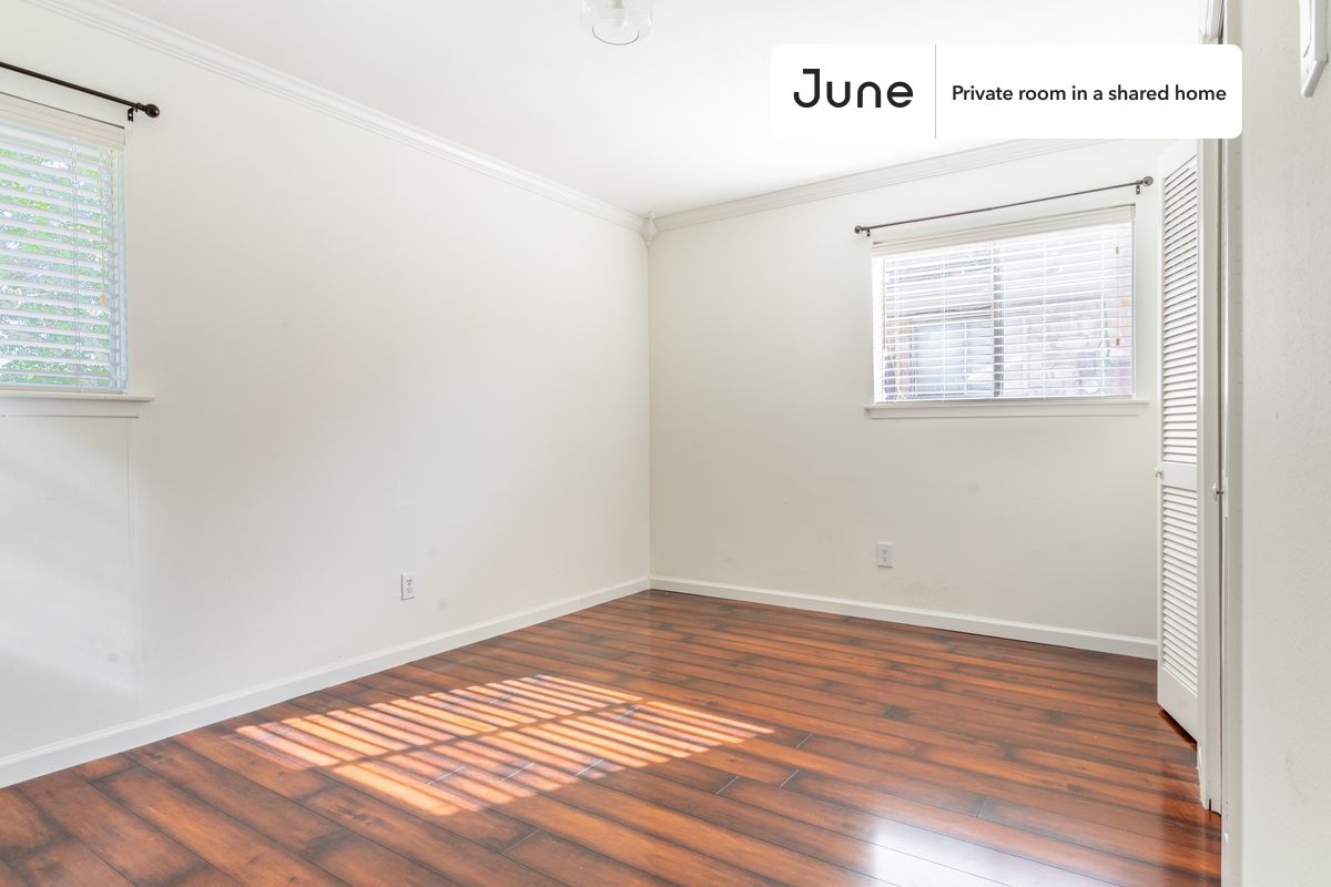 

PLEASE NOTE: This is a private room in a shared apartment. You will have your own bedroom and shared common areas (kitchen, bathroom, etc.) with other residents.

Queen bedroom in a 4 bedroom / 2 bathroom apartment!

Check out 3D tour now:  https://jnhm.es/8bj

This  Queen room in North Austin  is available on a 12 month lease or a flexible short term (31 to 364 days) lease. You pick your custom start and end date. Monthly rent rate is determined by furnishing preference, move-in date and move-out date. Speak to a June representative for recommendations on the best stay duration for the lowest rate, and learn more about this home on the June website:  https://jnhm.es/6mh

Amenities of this home:   Dishwasher,    Furnished Common Areas,    Wi-Fi - Paid separately (High-Speed),    Guarantors Allowed,       Decorative fireplace,    32-inch Flat-Screen TV,    Dining area,    Laundry in home (free),       Living area,    Hardwood Flooring,    Microwave,    Oven,    Refrigerator,    garage parking (paid),   also, this unit is conveniently located, several local parks, restaurants and bars are just minutes away.

About June Homes: Welcome to the easiest rental experience of your life. Rent furnished or unfurnished apartments on a 12 month lease or a flexible short term (31 to 364 days). As a resident, you’ll have access to 24/7 support and monthly cleanings of the home’s shared spaces. Sign up now to apply online for your next home with June: https://jnhm.es/sign-roomi

Brokers welcome! Contact us for more details.

Interested? Use this listing ID when speaking to June team:  #1536 C