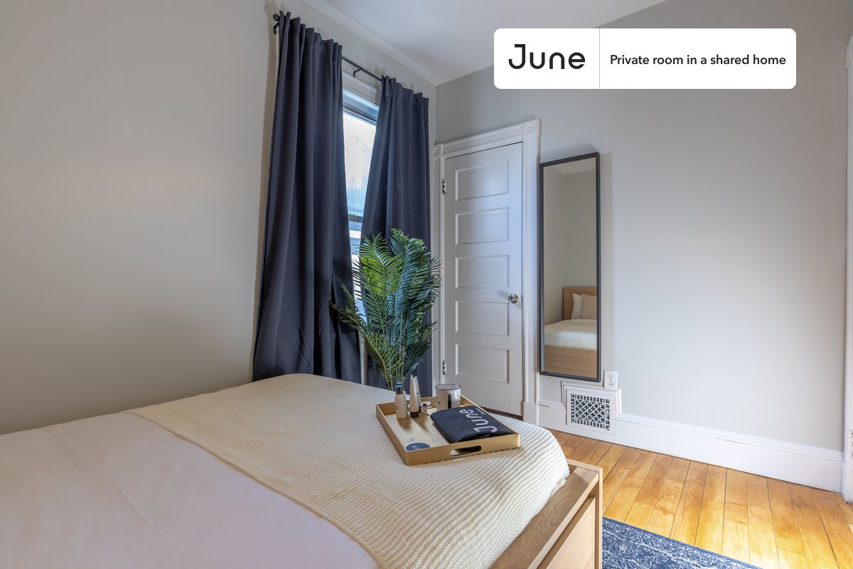 PLEASE NOTE: This is a private room in a shared apartment. You will have your own bedroom and shared common areas (kitchen, bathroom, etc.) with other residents.
Queen bedroom in a 4 bedroom / 2 bathroom apartment!
Check out 3D tour now: https://jnhm.es/QB
This Queen room in Savin Hill is available on a 12 month lease or a flexible short term (31 to 364 days) lease. You pick your custom start and end date. Monthly rent rate is determined by furnishing preference, move-in date and move-out date. Speak to a June representative for recommendations on the best stay duration for the lowest rate, and learn more about this home on the June website: https://jnhm.es/JD
Amenities of this home: Dishwasher, Patio, Furnished Common Areas, Wi-Fi - Paid separately (High-Speed), Guarantors Allowed, 32-inch Flat-Screen TV, Dine in kitchen, Street parking - City permit required, Laundry in home (free), Smart lock, Hardwood Flooring, Microwave, Oven, Refrigerator, also, this unit is conveniently located, several local parks, restaurants and bars are just minutes away.
About June Homes: Welcome to the easiest rental experience of your life. Rent furnished or unfurnished apartments on a 12 month lease or a flexible short term (31 to 364 days). As a resident, you’ll have access to 24/7 support and monthly cleanings of the home’s shared spaces. Sign up now to apply online for your next home with June: https://jnhm.es/sign-roomi
Brokers welcome! Contact us for more details.
Interested? Kindly note that the minimum stay duration would be 31 days.
Use this listing ID when speaking to June team: #330 C