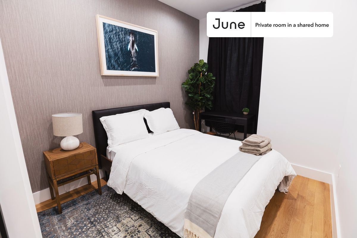 PLEASE NOTE: This is a private room in a shared apartment. You will have your own bedroom and shared common areas (kitchen, bathroom, etc.) with other residents.
Full bedroom in a 4 bedroom / 1.5 bathroom apartment!
Check out 3D tour now: https://jnhm.es/SM
This Full room in Central Park is available on a 12 month lease or a flexible short term (31 to 364 days) lease. You pick your custom start and end date. Monthly rent rate is determined by furnishing preference, move-in date and move-out date. Speak to a June representative for recommendations on the best stay duration for the lowest rate, and learn more about this home on the June website: https://jnhm.es/4E
Amenities of this home: Dishwasher, Furnished Common Areas, Wi-Fi - Paid separately (High-Speed), Elevator, Guarantors Allowed, 32-inch Flat-Screen TV, Laundry in home (free), Hardwood Flooring, Microwave, Oven, Refrigerator, also, this unit is conveniently located, several local parks, restaurants and bars are just minutes away.
About June Homes: Welcome to the easiest rental experience of your life. Rent furnished or unfurnished apartments on a 12 month lease or a flexible short term (31 to 364 days). As a resident, you’ll have access to 24/7 support and monthly cleanings of the home’s shared spaces. Sign up now to apply online for your next home with June: https://jnhm.es/sign-roomi
Brokers welcome! Contact us for more details.
Interested? Use this listing ID when speaking to June team: #108 D