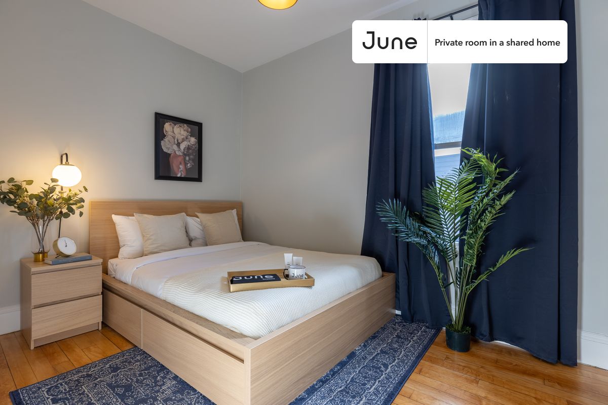 PLEASE NOTE: This is a private room in a shared apartment. You will have your own bedroom and shared common areas (kitchen, bathroom, etc.) with other residents.
Queen bedroom in a 4 bedroom / 2 bathroom apartment!
Check out 3D tour now: https://jnhm.es/QB
This Queen room in Savin Hill is available on a 12 month lease or a flexible short term (31 to 364 days) lease. You pick your custom start and end date. Monthly rent rate is determined by furnishing preference, move-in date and move-out date. Speak to a June representative for recommendations on the best stay duration for the lowest rate, and learn more about this home on the June website: https://jnhm.es/JD
Amenities of this home: Dishwasher, Patio, Furnished Common Areas, Wi-Fi - Paid separately (High-Speed), Guarantors Allowed, 32-inch Flat-Screen TV, Dine in kitchen, Street parking - City permit required, Laundry in home (free), Smart lock, Hardwood Flooring, Microwave, Oven, Refrigerator, also, this unit is conveniently located, several local parks, restaurants and bars are just minutes away.
About June Homes: Welcome to the easiest rental experience of your life. Rent furnished or unfurnished apartments on a 12 month lease or a flexible short term (31 to 364 days). As a resident, you’ll have access to 24/7 support and monthly cleanings of the home’s shared spaces. Sign up now to apply online for your next home with June: https://jnhm.es/sign-roomi
Brokers welcome! Contact us for more details.
Interested? Kindly note that the minimum stay duration would be 31 days.
Use this listing ID when speaking to June team: #330 C