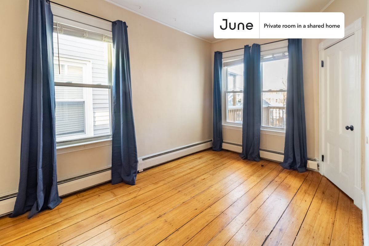 PLEASE NOTE: This is a private room in a shared apartment. You will have your own bedroom and shared common areas (kitchen, bathroom, etc.) with other residents.
Full bedroom in a 4 bedroom / 1 bathroom apartment!
Check out 3D tour now: https://jnhm.es/10O
This Full room in Roxbury is available on a 12 month lease or a flexible short term (31 to 364 days) lease. You pick your custom start and end date. Monthly rent rate is determined by furnishing preference, move-in date and move-out date. Speak to a June representative for recommendations on the best stay duration for the lowest rate, and learn more about this home on the June website: https://jnhm.es/5Ss
Amenities of this home: Dishwasher, Furnished Common Areas, Wi-Fi - Paid separately (High-Speed), Guarantors Allowed, Street parking - City permit required, Laundry - Paid separately (in building), Wall-Mounted TV, Hardwood Flooring, Microwave, Oven, Refrigerator, also, this unit is conveniently located, several local parks, restaurants and bars are just minutes away.
About June Homes: Welcome to the easiest rental experience of your life. Rent furnished or unfurnished apartments on a 12 month lease or a flexible short term (31 to 364 days). As a resident, you’ll have access to 24/7 support and monthly cleanings of the home’s shared spaces. Sign up now to apply online for your next home with June: https://jnhm.es/sign-roomi
Brokers welcome! Contact us for more details.
Interested? Kindly note that the minimum stay duration would be 31 days.
Use this listing ID when speaking to June team: #927 B