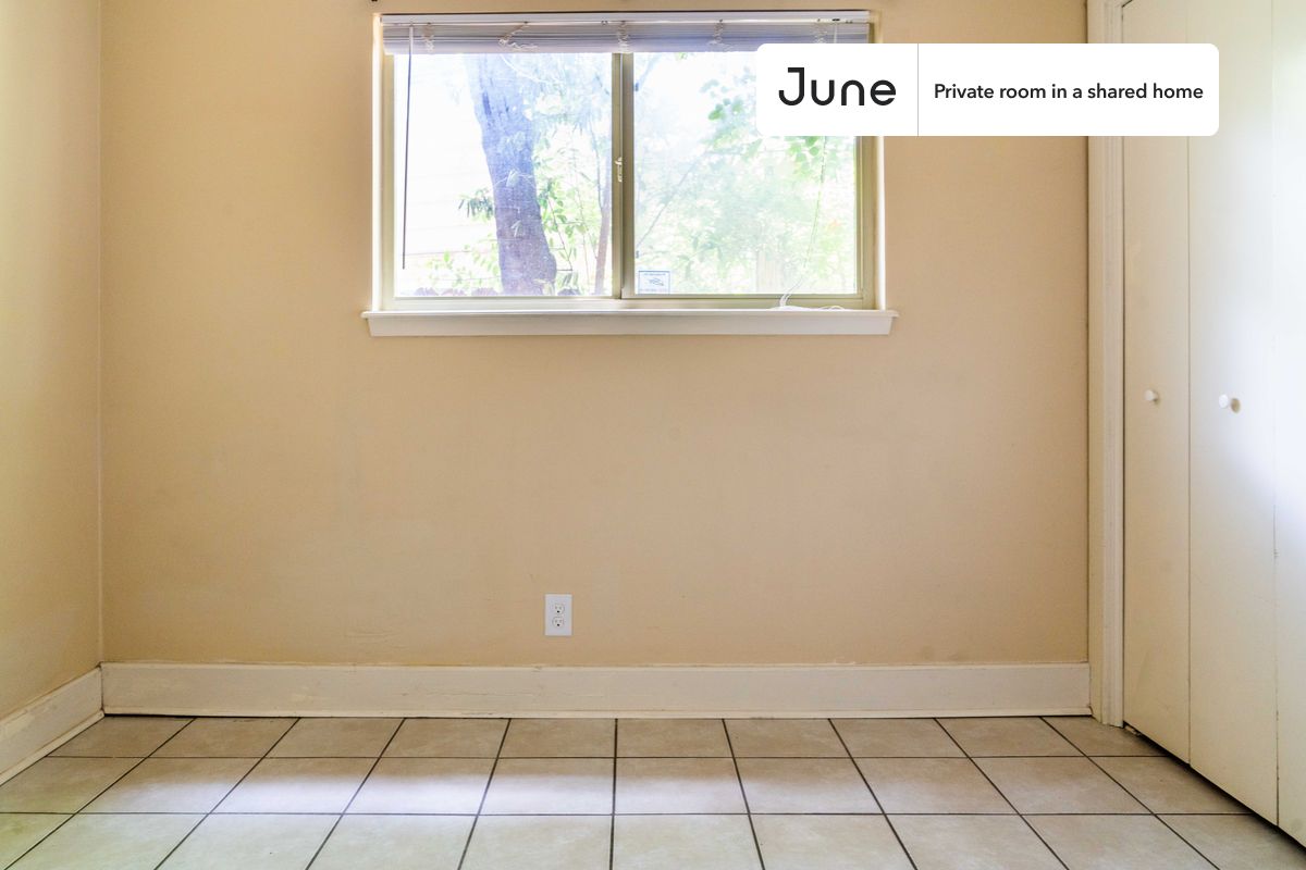 

PLEASE NOTE: This is a private room in a shared apartment. You will have your own bedroom and shared common areas (kitchen, bathroom, etc.) with other residents.

Full bedroom in a 3 bedroom / 2 bathroom apartment!

Check out 3D tour now:  https://jnhm.es/877

This  Full room in North Austin  is available on a 12 month lease or a flexible short term (31 to 364 days) lease. You pick your custom start and end date. Monthly rent rate is determined by furnishing preference, move-in date and move-out date. Speak to a June representative for recommendations on the best stay duration for the lowest rate, and learn more about this home on the June website:  https://jnhm.es/6eg

Amenities of this home:   Dishwasher,    Furnished Common Areas,    Wi-Fi - Paid separately (High-Speed),    Guarantors Allowed,       32-inch Flat-Screen TV,    Dining area,    Street parking - City permit required,    Laundry in home (free),       Enclosed backyard,    Fireplace,    Hardwood Flooring,    Microwave,    Oven,    Refrigerator,   also, this unit is conveniently located, several local parks, restaurants and bars are just minutes away.

About June Homes: Welcome to the easiest rental experience of your life. Rent furnished or unfurnished apartments on a 12 month lease or a flexible short term (31 to 364 days). As a resident, you’ll have access to 24/7 support and monthly cleanings of the home’s shared spaces. Sign up now to apply online for your next home with June: https://jnhm.es/sign-roomi

Brokers welcome! Contact us for more details.

Interested? Use this listing ID when speaking to June team:  #1360 B