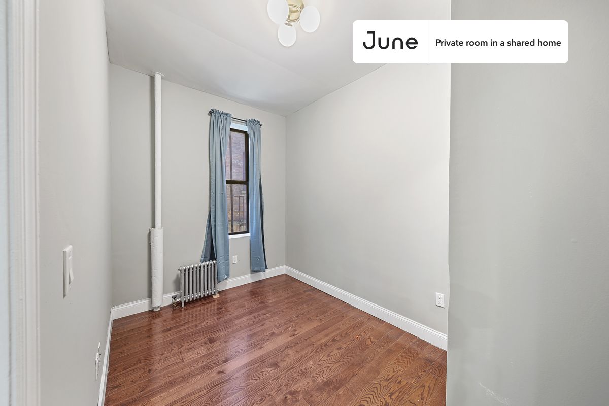 

PLEASE NOTE: This is a private room in a shared apartment. You will have your own bedroom and shared common areas (kitchen, bathroom, etc.) with other residents.

Full bedroom in a 4 bedroom / 1.5 bathroom apartment!

Check out 3D tour now:  https://jnhm.es/Um

This  Full room in Hamilton Heights  is available on a 12 month lease or a flexible short term (31 to 364 days) lease. You pick your custom start and end date. Monthly rent rate is determined by furnishing preference, move-in date and move-out date. Speak to a June representative for recommendations on the best stay duration for the lowest rate, and learn more about this home on the June website:  https://jnhm.es/5Df

Amenities of this home:   Dishwasher,    Furnished Common Areas,    Wi-Fi - Paid separately (High-Speed),    Guarantors Allowed,          Laundry in home (free),    Wall-Mounted TV,    Hardwood Flooring,    Microwave,    Oven,    Refrigerator,   also, this unit is conveniently located, several local parks, restaurants and bars are just minutes away.

About June Homes: Welcome to the easiest rental experience of your life. Rent furnished or unfurnished apartments on a 12 month lease or a flexible short term (31 to 364 days). As a resident, you’ll have access to 24/7 support and monthly cleanings of the home’s shared spaces. Sign up now to apply online for your next home with June: https://jnhm.es/sign-roomi

Brokers welcome! Contact us for more details.

Interested? Use this listing ID when speaking to June team:  #596 D