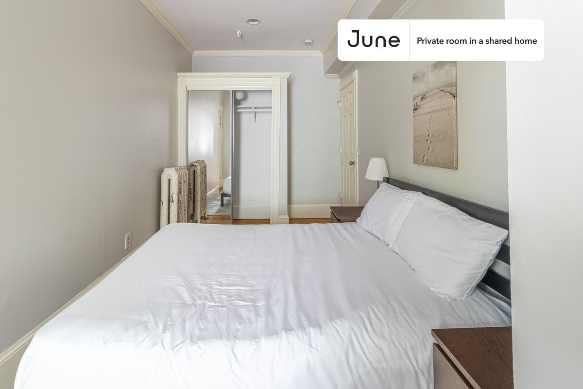

PLEASE NOTE: This is a private room in a shared apartment. You will have your own bedroom and shared common areas (kitchen, bathroom, etc.) with other residents.

Full bedroom in a 5 bedroom / 2 bathroom apartment!

Check out 3D tour now:  https://jnhm.es/85M

This  Full room in Brighton  is available on a 12 month lease or a flexible short term (31 to 364 days) lease. You pick your custom start and end date. Monthly rent rate is determined by furnishing preference, move-in date and move-out date. Speak to a June representative for recommendations on the best stay duration for the lowest rate, and learn more about this home on the June website:  https://jnhm.es/6by

Amenities of this home:   Dishwasher,    Furnished Common Areas,    Wi-Fi - Paid separately (High-Speed),    Guarantors Allowed,       Decorative fireplace,    32-inch Flat-Screen TV,       Paid parking,    Laundry - Paid separately (in building),    Hardwood Flooring,    Microwave,    Oven,    Refrigerator,   also, this unit is conveniently located, several local parks, restaurants and bars are just minutes away.

About June Homes: Welcome to the easiest rental experience of your life. Rent furnished or unfurnished apartments on a 12 month lease or a flexible short term (31 to 364 days). As a resident, you’ll have access to 24/7 support and monthly cleanings of the home’s shared spaces. Sign up now to apply online for your next home with June: https://jnhm.es/sign-roomi

Brokers welcome! Contact us for more details.

Interested? Kindly note that the minimum stay duration would be 31 days. 

Use this listing ID when speaking to June team:  #1303 A