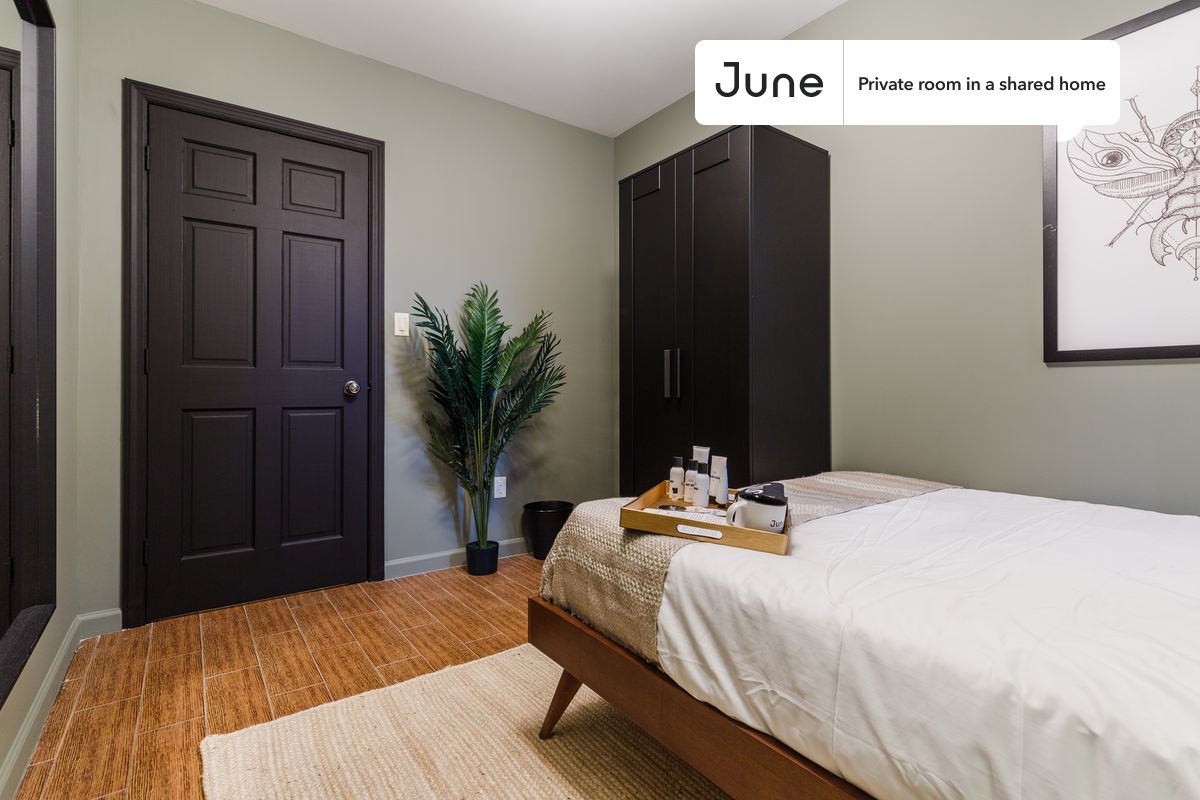 PLEASE NOTE: This is a private room in a shared apartment. You will have your own bedroom and shared common areas (kitchen, bathroom, etc.) with other residents.
Queen bedroom in a 3 bedroom / 1 bathroom apartment!
Check out 3D tour now: https://jnhm.es/S5
This Queen room in Chinatown is available on a 12 month lease or a flexible short term (31 to 364 days) lease. You pick your custom start and end date. Monthly rent rate is determined by furnishing preference, move-in date and move-out date. Speak to a June representative for recommendations on the best stay duration for the lowest rate, and learn more about this home on the June website: https://jnhm.es/G5
Amenities of this home: Furnished Common Areas, Wi-Fi - Paid separately (High-Speed), Guarantors Allowed, 32-inch Flat-Screen TV, Laundry - Paid separately (in building), Hardwood Flooring, Microwave, Oven, Refrigerator, also, this unit is conveniently located, several local parks, restaurants and bars are just minutes away.
About June Homes: Welcome to the easiest rental experience of your life. Rent furnished or unfurnished apartments on a 12 month lease or a flexible short term (31 to 364 days). As a resident, you’ll have access to 24/7 support and monthly cleanings of the home’s shared spaces. Sign up now to apply online for your next home with June: https://jnhm.es/sign-roomi
Brokers welcome! Contact us for more details.
Interested? Use this listing ID when speaking to June team: #268 B