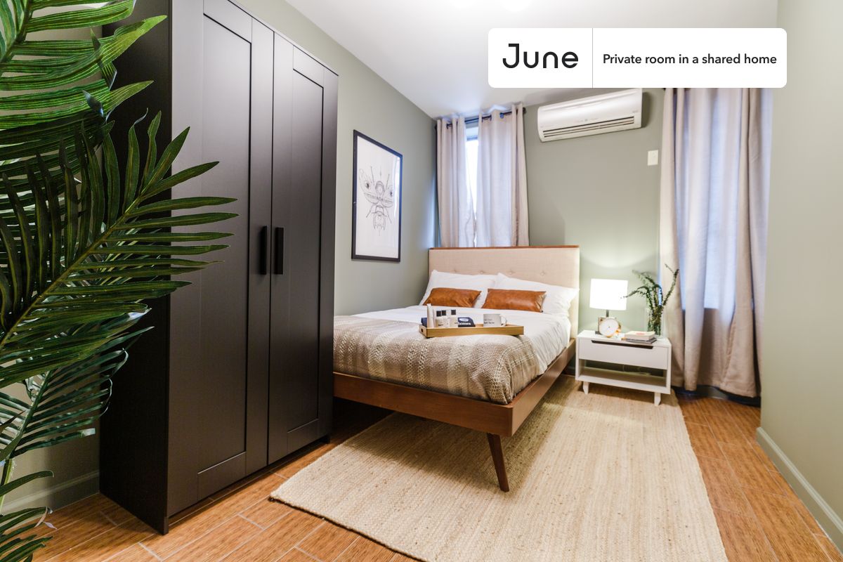 PLEASE NOTE: This is a private room in a shared apartment. You will have your own bedroom and shared common areas (kitchen, bathroom, etc.) with other residents.
Queen bedroom in a 3 bedroom / 1 bathroom apartment!
Check out 3D tour now: https://jnhm.es/S5
This Queen room in Chinatown is available on a 12 month lease or a flexible short term (31 to 364 days) lease. You pick your custom start and end date. Monthly rent rate is determined by furnishing preference, move-in date and move-out date. Speak to a June representative for recommendations on the best stay duration for the lowest rate, and learn more about this home on the June website: https://jnhm.es/G5
Amenities of this home: Furnished Common Areas, Wi-Fi - Paid separately (High-Speed), Guarantors Allowed, 32-inch Flat-Screen TV, Laundry - Paid separately (in building), Hardwood Flooring, Microwave, Oven, Refrigerator, also, this unit is conveniently located, several local parks, restaurants and bars are just minutes away.
About June Homes: Welcome to the easiest rental experience of your life. Rent furnished or unfurnished apartments on a 12 month lease or a flexible short term (31 to 364 days). As a resident, you’ll have access to 24/7 support and monthly cleanings of the home’s shared spaces. Sign up now to apply online for your next home with June: https://jnhm.es/sign-roomi
Brokers welcome! Contact us for more details.
Interested? Use this listing ID when speaking to June team: #268 B