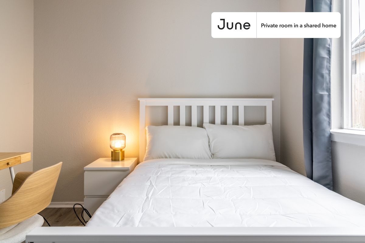 PLEASE NOTE: This is a private room in a shared apartment. You will have your own bedroom and shared common areas (kitchen, bathroom, etc.) with other residents.
Full bedroom in a 3 bedroom / 2 bathroom apartment!
Check out 3D tour now: https://jnhm.es/85I
This Full room in Windsor Hills is available on a 12 month lease or a flexible short term (31 to 364 days) lease. You pick your custom start and end date. Monthly rent rate is determined by furnishing preference, move-in date and move-out date. Speak to a June representative for recommendations on the best stay duration for the lowest rate, and learn more about this home on the June website: https://jnhm.es/6a0
Amenities of this home: Dishwasher, Furnished Common Areas, Wi-Fi - Paid separately (High-Speed), Guarantors Allowed, Dine in kitchen, Central AC (Common space), Street parking - City permit required, Laundry in home (free), Wall-Mounted TV, Hardwood Flooring, Microwave, Oven, Refrigerator, also, this unit is conveniently located, several local parks, restaurants and bars are just minutes away.
About June Homes: Welcome to the easiest rental experience of your life. Rent furnished or unfurnished apartments on a 12 month lease or a flexible short term (31 to 364 days). As a resident, you’ll have access to 24/7 support and monthly cleanings of the home’s shared spaces. Sign up now to apply online for your next home with June: https://jnhm.es/sign-roomi
Brokers welcome! Contact us for more details.
Interested? Use this listing ID when speaking to June team: #1273 A