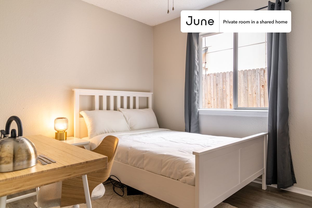 PLEASE NOTE: This is a private room in a shared apartment. You will have your own bedroom and shared common areas (kitchen, bathroom, etc.) with other residents.
Full bedroom in a 3 bedroom / 2 bathroom apartment!
Check out 3D tour now: https://jnhm.es/85I
This Full room in Windsor Hills is available on a 12 month lease or a flexible short term (31 to 364 days) lease. You pick your custom start and end date. Monthly rent rate is determined by furnishing preference, move-in date and move-out date. Speak to a June representative for recommendations on the best stay duration for the lowest rate, and learn more about this home on the June website: https://jnhm.es/6a0
Amenities of this home: Dishwasher, Furnished Common Areas, Wi-Fi - Paid separately (High-Speed), Guarantors Allowed, Dine in kitchen, Central AC (Common space), Street parking - City permit required, Laundry in home (free), Wall-Mounted TV, Hardwood Flooring, Microwave, Oven, Refrigerator, also, this unit is conveniently located, several local parks, restaurants and bars are just minutes away.
About June Homes: Welcome to the easiest rental experience of your life. Rent furnished or unfurnished apartments on a 12 month lease or a flexible short term (31 to 364 days). As a resident, you’ll have access to 24/7 support and monthly cleanings of the home’s shared spaces. Sign up now to apply online for your next home with June: https://jnhm.es/sign-roomi
Brokers welcome! Contact us for more details.
Interested? Use this listing ID when speaking to June team: #1273 A