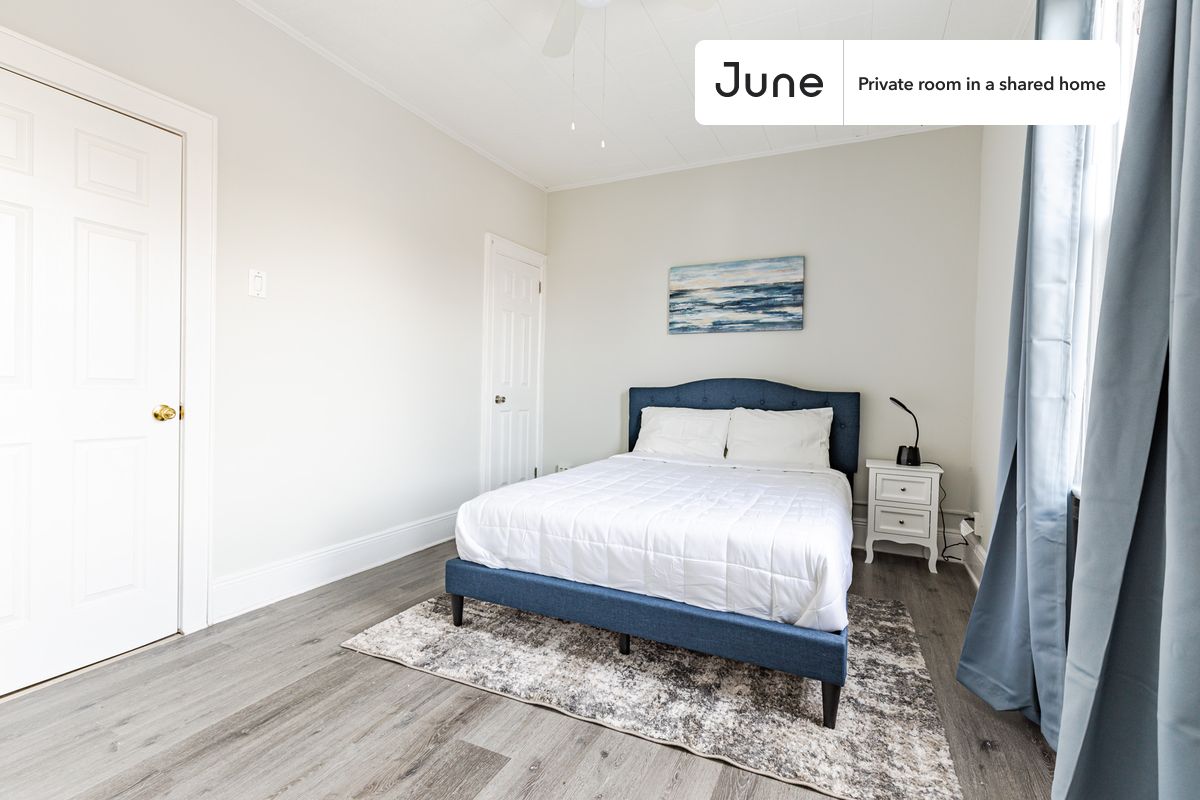 PLEASE NOTE: This is a private room in a shared apartment. You will have your own bedroom and shared common areas (kitchen, bathroom, etc.) with other residents.
Full bedroom in a 3 bedroom / 1 bathroom apartment!
Check out 3D tour now: https://jnhm.es/8dq
This Full room in West Side is available on a 12 month lease or a flexible short term (31 to 364 days) lease. You pick your custom start and end date. Monthly rent rate is determined by furnishing preference, move-in date and move-out date. Speak to a June representative for recommendations on the best stay duration for the lowest rate, and learn more about this home on the June website: https://jnhm.es/6tB
Amenities of this home: Dishwasher, Furnished Common Areas, Wi-Fi - Paid separately (High-Speed), Guarantors Allowed, 32-inch Flat-Screen TV, Dine in kitchen, Street parking - City permit required, Living area, Hardwood Flooring, Microwave, Oven, Refrigerator, also, this unit is conveniently located, several local parks, restaurants and bars are just minutes away.
About June Homes: Welcome to the easiest rental experience of your life. Rent furnished or unfurnished apartments on a 12 month lease or a flexible short term (31 to 364 days). As a resident, you’ll have access to 24/7 support and monthly cleanings of the home’s shared spaces. Sign up now to apply online for your next home with June: https://jnhm.es/sign-roomi
Brokers welcome! Contact us for more details.
Interested? Use this listing ID when speaking to June team: #1687 C