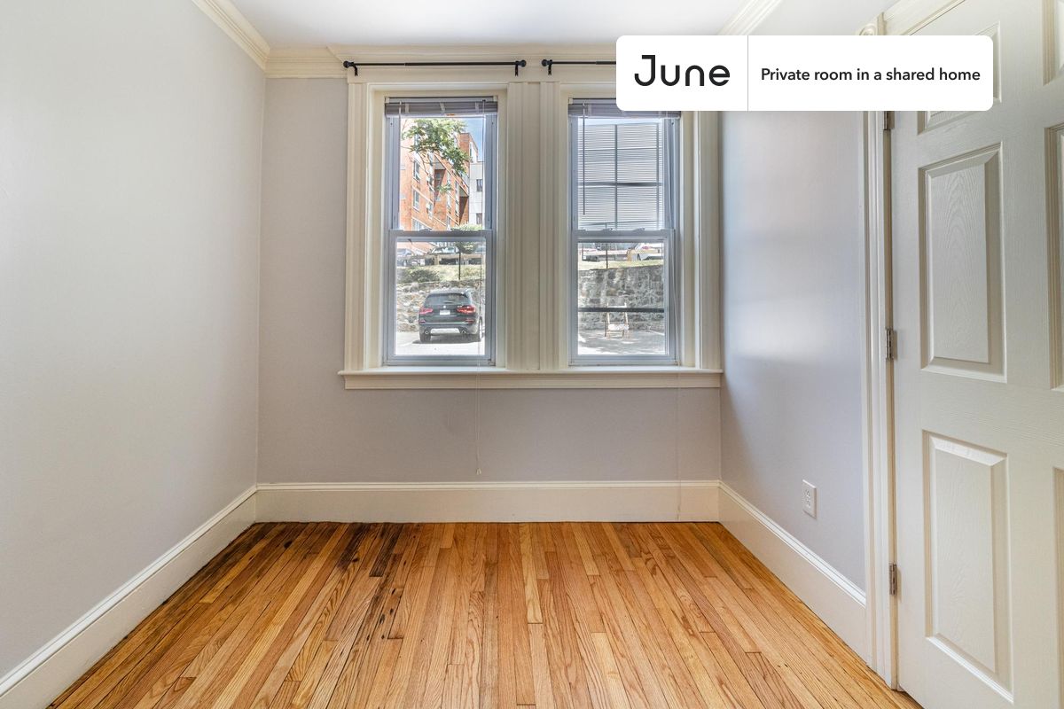 

PLEASE NOTE: This is a private room in a shared apartment. You will have your own bedroom and shared common areas (kitchen, bathroom, etc.) with other residents.

Full bedroom in a 5 bedroom / 2 bathroom apartment!

Check out 3D tour now:  https://jnhm.es/85M

This  Full room in Brighton  is available on a 12 month lease or a flexible short term (31 to 364 days) lease. You pick your custom start and end date. Monthly rent rate is determined by furnishing preference, move-in date and move-out date. Speak to a June representative for recommendations on the best stay duration for the lowest rate, and learn more about this home on the June website:  https://jnhm.es/6bu

Amenities of this home:   Dishwasher,    Furnished Common Areas,    Wi-Fi - Paid separately (High-Speed),    Guarantors Allowed,       Decorative fireplace,    32-inch Flat-Screen TV,       Paid parking,    Laundry - Paid separately (in building),    Hardwood Flooring,    Microwave,    Oven,    Refrigerator,   also, this unit is conveniently located, several local parks, restaurants and bars are just minutes away.

About June Homes: Welcome to the easiest rental experience of your life. Rent furnished or unfurnished apartments on a 12 month lease or a flexible short term (31 to 364 days). As a resident, you’ll have access to 24/7 support and monthly cleanings of the home’s shared spaces. Sign up now to apply online for your next home with June: https://jnhm.es/sign-roomi

Brokers welcome! Contact us for more details.

Interested? Kindly note that the minimum stay duration would be 31 days. 

Use this listing ID when speaking to June team:  #1303 E