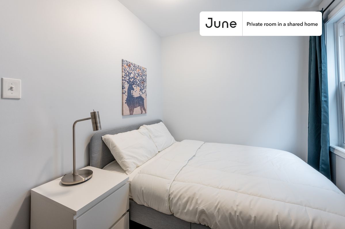 PLEASE NOTE: This is a private room in a shared apartment. You will have your own bedroom and shared common areas (kitchen, bathroom, etc.) with other residents.
Full bedroom in a 3 bedroom / 1 bathroom apartment!
Check out 3D tour now: https://jnhm.es/8ch
This Full room in Logan Square is available on a 12 month lease or a flexible short term (31 to 364 days) lease. You pick your custom start and end date. Monthly rent rate is determined by furnishing preference, move-in date and move-out date. Speak to a June representative for recommendations on the best stay duration for the lowest rate, and learn more about this home on the June website: https://jnhm.es/6qt
Amenities of this home: Dining area, Street parking - City permit required, Laundry in home (free), Dishwasher, Furnished Common Areas, Wi-Fi - Paid separately (High-Speed), Guarantors Allowed, Living area, Hardwood Flooring, Microwave, Oven, Refrigerator, garage parking (paid), also, this unit is conveniently located, several local parks, restaurants and bars are just minutes away.
About June Homes: Welcome to the easiest rental experience of your life. Rent furnished or unfurnished apartments on a 12 month lease or a flexible short term (31 to 364 days). As a resident, you’ll have access to 24/7 support and monthly cleanings of the home’s shared spaces. Sign up now to apply online for your next home with June: https://jnhm.es/sign-roomi
Brokers welcome! Contact us for more details.
Interested? Kindly note that the minimum stay duration would be 32 days.
Use this listing ID when speaking to June team: #1629 A