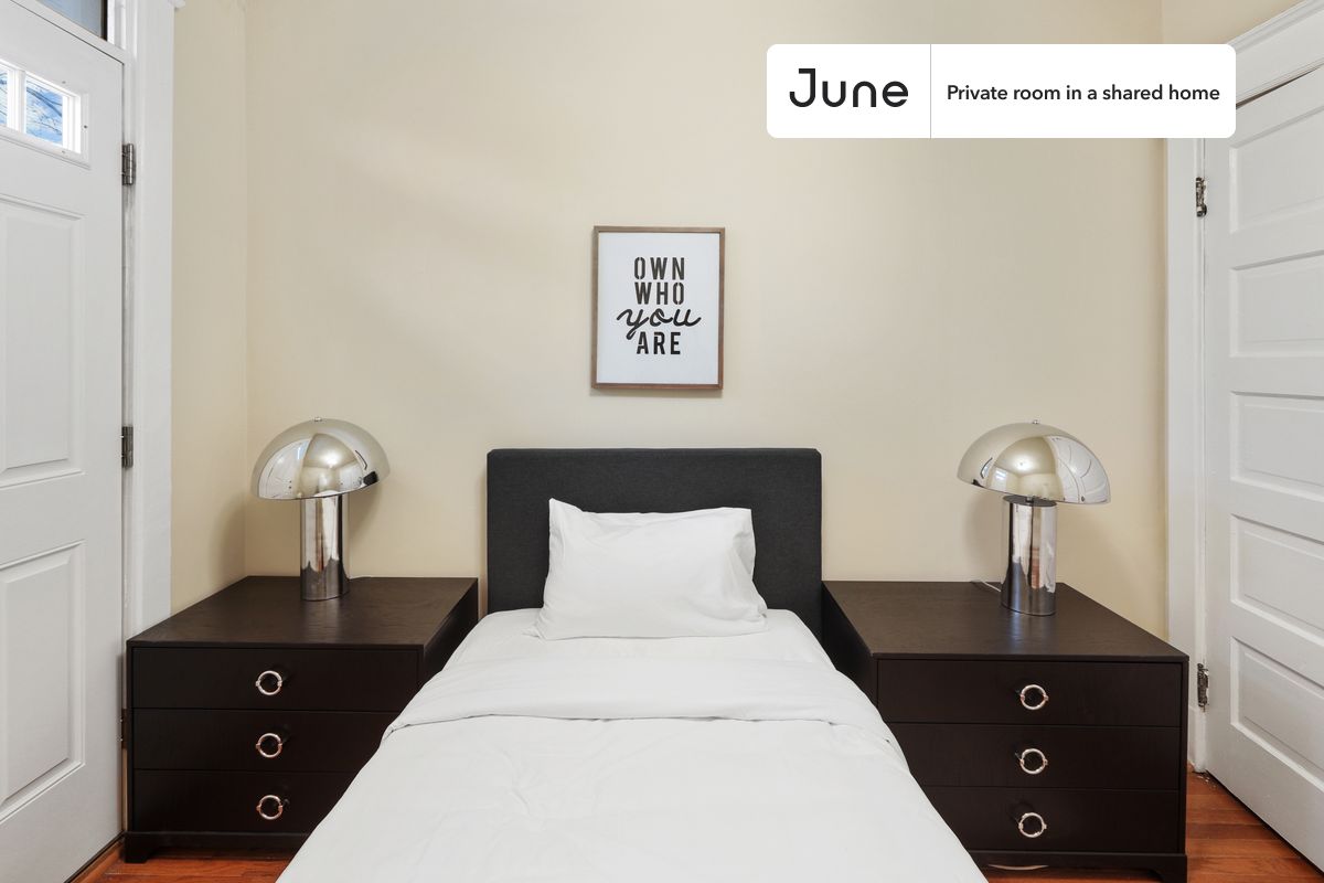 PLEASE NOTE: This is a private room in a shared apartment. You will have your own bedroom and shared common areas (kitchen, bathroom, etc.) with other residents.
Twin bedroom in a 5 bedroom / 3 bathroom apartment!
Check out 3D tour now: https://jnhm.es/Zh
This Twin room in Brookland is available on a 12 month lease or a flexible short term (31 to 364 days) lease. You pick your custom start and end date. Monthly rent rate is determined by furnishing preference, move-in date and move-out date. Speak to a June representative for recommendations on the best stay duration for the lowest rate, and learn more about this home on the June website: https://jnhm.es/5Pt
Amenities of this home: Dishwasher, Furnished Common Areas, Wi-Fi - Paid separately (High-Speed), Guarantors Allowed, Decorative fireplace, Street parking - City permit required, Laundry in home (free), Wall-Mounted TV, Hardwood Flooring, Microwave, Oven, Refrigerator, also, this unit is conveniently located, several local parks, restaurants and bars are just minutes away.
About June Homes: Welcome to the easiest rental experience of your life. Rent furnished or unfurnished apartments on a 12 month lease or a flexible short term (31 to 364 days). As a resident, you’ll have access to 24/7 support and monthly cleanings of the home’s shared spaces. Sign up now to apply online for your next home with June: https://jnhm.es/sign-roomi
Brokers welcome! Contact us for more details.
Interested? Kindly note that the minimum stay duration would be 31 days.
Use this listing ID when speaking to June team: #866 C