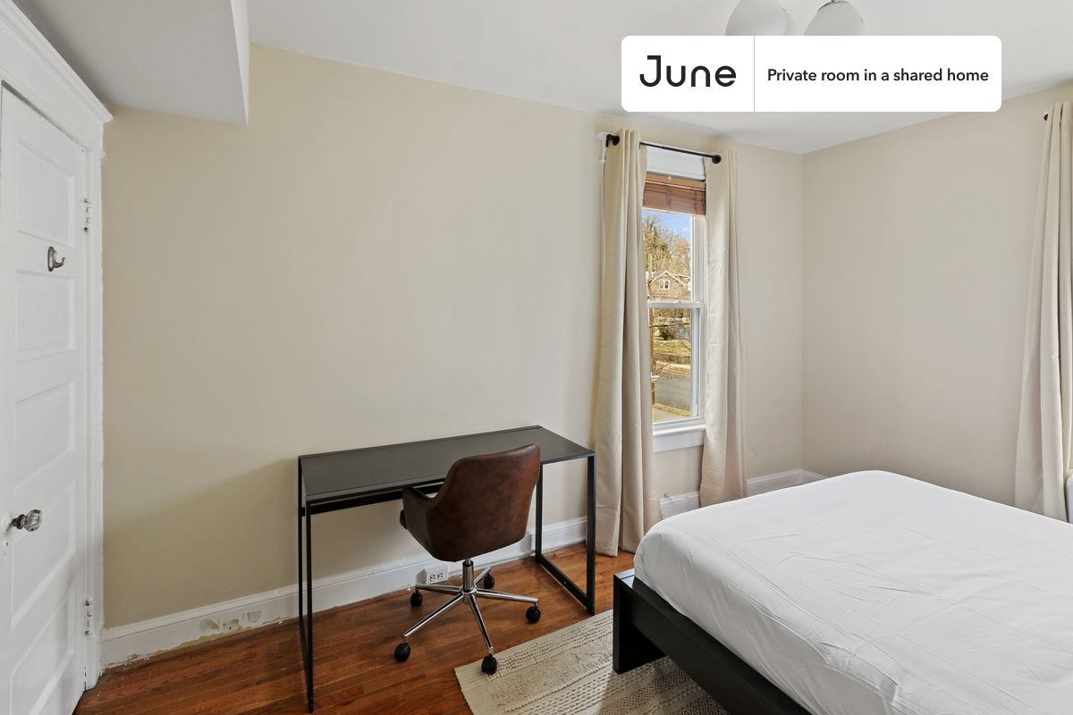 PLEASE NOTE: This is a private room in a shared apartment. You will have your own bedroom and shared common areas (kitchen, bathroom, etc.) with other residents.
Twin bedroom in a 5 bedroom / 3 bathroom apartment!
Check out 3D tour now: https://jnhm.es/Zh
This Twin room in Brookland is available on a 12 month lease or a flexible short term (31 to 364 days) lease. You pick your custom start and end date. Monthly rent rate is determined by furnishing preference, move-in date and move-out date. Speak to a June representative for recommendations on the best stay duration for the lowest rate, and learn more about this home on the June website: https://jnhm.es/5Pt
Amenities of this home: Dishwasher, Furnished Common Areas, Wi-Fi - Paid separately (High-Speed), Guarantors Allowed, Decorative fireplace, Street parking - City permit required, Laundry in home (free), Wall-Mounted TV, Hardwood Flooring, Microwave, Oven, Refrigerator, also, this unit is conveniently located, several local parks, restaurants and bars are just minutes away.
About June Homes: Welcome to the easiest rental experience of your life. Rent furnished or unfurnished apartments on a 12 month lease or a flexible short term (31 to 364 days). As a resident, you’ll have access to 24/7 support and monthly cleanings of the home’s shared spaces. Sign up now to apply online for your next home with June: https://jnhm.es/sign-roomi
Brokers welcome! Contact us for more details.
Interested? Kindly note that the minimum stay duration would be 31 days.
Use this listing ID when speaking to June team: #866 C
