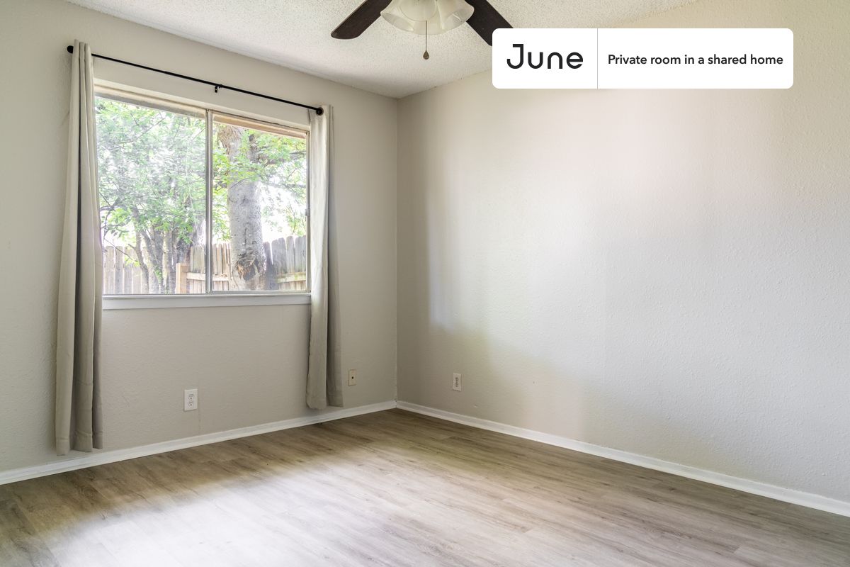 

PLEASE NOTE: This is a private room in a shared apartment. You will have your own bedroom and shared common areas (kitchen, bathroom, etc.) with other residents.

Full bedroom in a 3 bedroom / 2 bathroom apartment!

Check out 3D tour now:  https://jnhm.es/85I

This  Full room in Windsor Hills  is available on a 12 month lease or a flexible short term (31 to 364 days) lease. You pick your custom start and end date. Monthly rent rate is determined by furnishing preference, move-in date and move-out date. Speak to a June representative for recommendations on the best stay duration for the lowest rate, and learn more about this home on the June website:  https://jnhm.es/69Y

Amenities of this home:   Dishwasher,    Furnished Common Areas,    Wi-Fi - Paid separately (High-Speed),    Guarantors Allowed,       Dine in kitchen,    Central AC (Common space),    Street parking - City permit required,    Laundry in home (free),       Wall-Mounted TV,    Hardwood Flooring,    Microwave,    Oven,    Refrigerator,   also, this unit is conveniently located, several local parks, restaurants and bars are just minutes away.

About June Homes: Welcome to the easiest rental experience of your life. Rent furnished or unfurnished apartments on a 12 month lease or a flexible short term (31 to 364 days). As a resident, you’ll have access to 24/7 support and monthly cleanings of the home’s shared spaces. Sign up now to apply online for your next home with June: https://jnhm.es/sign-roomi

Brokers welcome! Contact us for more details.

Interested? Use this listing ID when speaking to June team:  #1273 C
