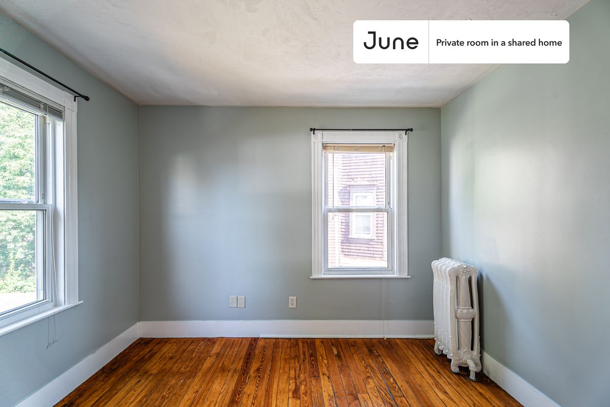 

PLEASE NOTE: This is a private room in a shared apartment. You will have your own bedroom and shared common areas (kitchen, bathroom, etc.) with other residents.

Queen bedroom in a 6 bedroom / 2 bathroom apartment!

Check out 3D tour now:  https://jnhm.es/88x

This  Queen room in Allston  is available on a 12 month lease or a flexible short term (31 to 364 days) lease. You pick your custom start and end date. Monthly rent rate is determined by furnishing preference, move-in date and move-out date. Speak to a June representative for recommendations on the best stay duration for the lowest rate, and learn more about this home on the June website:  https://jnhm.es/6ax

Amenities of this home:   Dishwasher,    Furnished Common Areas,    Wi-Fi - Paid separately (High-Speed),    Guarantors Allowed,       Dining area,       Street parking - City permit required,    Laundry in home (free),    Living area,    Wall-Mounted TV,    Hardwood Flooring,    Microwave,    Oven,    Refrigerator,   also, this unit is conveniently located, several local parks, restaurants and bars are just minutes away.

About June Homes: Welcome to the easiest rental experience of your life. Rent furnished or unfurnished apartments on a 12 month lease or a flexible short term (31 to 364 days). As a resident, you’ll have access to 24/7 support and monthly cleanings of the home’s shared spaces. Sign up now to apply online for your next home with June: https://jnhm.es/sign-roomi

Brokers welcome! Contact us for more details.

Interested? Kindly note that the minimum stay duration would be 31 days. 

Use this listing ID when speaking to June team:  #1284 D