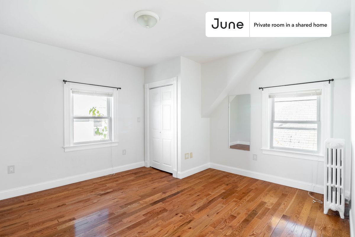PLEASE NOTE: This is a private room in a shared apartment. You will have your own bedroom and shared common areas (kitchen, bathroom, etc.) with other residents.
Full bedroom in a 7 bedroom / 2 bathroom apartment!
Check out 3D tour now: https://jnhm.es/8bO
This Full room in Brighton is available on a 12 month lease or a flexible short term (31 to 364 days) lease. You pick your custom start and end date. Monthly rent rate is determined by furnishing preference, move-in date and move-out date. Speak to a June representative for recommendations on the best stay duration for the lowest rate, and learn more about this home on the June website: https://jnhm.es/6lc
Amenities of this home: Furnished Common Areas, Wi-Fi - Paid separately (High-Speed), Guarantors Allowed, Dine in kitchen, Street parking - City permit required, Laundry in home (free), Hardwood Flooring, Microwave, Oven, Refrigerator, also, this unit is conveniently located, several local parks, restaurants and bars are just minutes away.
About June Homes: Welcome to the easiest rental experience of your life. Rent furnished or unfurnished apartments on a 12 month lease or a flexible short term (31 to 364 days). As a resident, you’ll have access to 24/7 support and monthly cleanings of the home’s shared spaces. Sign up now to apply online for your next home with June: https://jnhm.es/sign-roomi
Brokers welcome! Contact us for more details.
Interested? Kindly note that the minimum stay duration would be 31 days.
Use this listing ID when speaking to June team: #1517 F