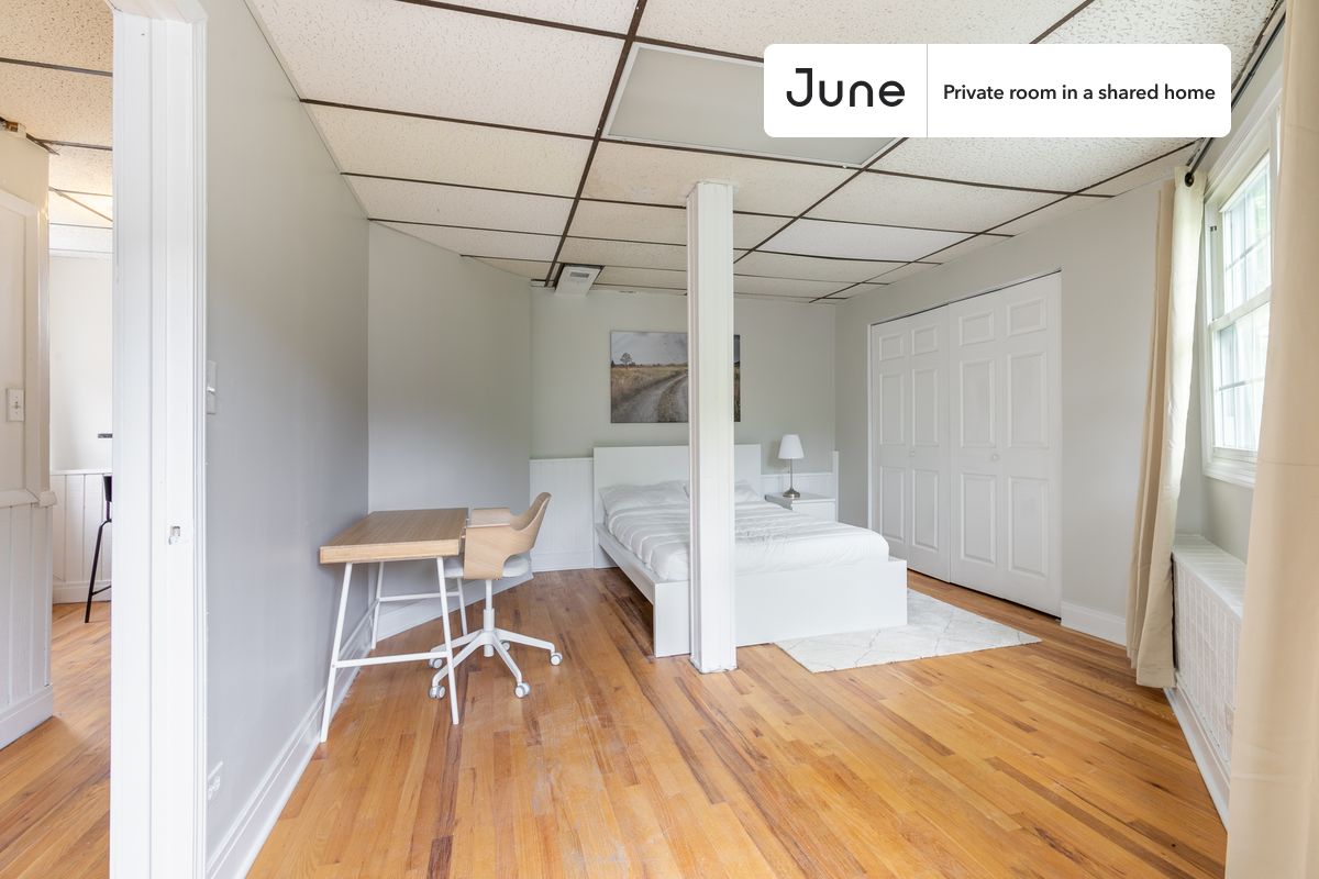 PLEASE NOTE: This is a private room in a shared apartment. You will have your own bedroom and shared common areas (kitchen, bathroom, etc.) with other residents.
Full bedroom in a 4 bedroom / 2 bathroom apartment!
Check out 3D tour now: https://jnhm.es/85l
This Full room in Noble Square is available on a 12 month lease or a flexible short term (31 to 364 days) lease. You pick your custom start and end date. Monthly rent rate is determined by furnishing preference, move-in date and move-out date. Speak to a June representative for recommendations on the best stay duration for the lowest rate, and learn more about this home on the June website: https://jnhm.es/68t
Amenities of this home: Dishwasher, Furnished Common Areas, Wi-Fi - Paid separately (High-Speed), Guarantors Allowed, 32-inch Flat-Screen TV, Street parking - City permit required, Hardwood Flooring, Microwave, Oven, Refrigerator, Air Conditioning | HVAC, also, this unit is conveniently located, several local parks, restaurants and bars are just minutes away.
About June Homes: Welcome to the easiest rental experience of your life. Rent furnished or unfurnished apartments on a 12 month lease or a flexible short term (31 to 364 days). As a resident, you’ll have access to 24/7 support and monthly cleanings of the home’s shared spaces. Sign up now to apply online for your next home with June: https://jnhm.es/sign-roomi
Brokers welcome! Contact us for more details.
Interested? Kindly note that the minimum stay duration would be 32 days.
Use this listing ID when speaking to June team: #1242 D