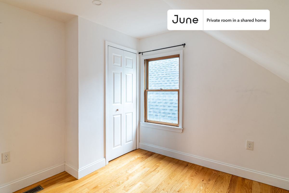

PLEASE NOTE: This is a private room in a shared apartment. You will have your own bedroom and shared common areas (kitchen, bathroom, etc.) with other residents.

Full bedroom in a 6 bedroom / 2 bathroom apartment!

Check out 3D tour now:  https://jnhm.es/88m

This  Full room in Somerville  is available on a 12 month lease or a flexible short term (31 to 364 days) lease. You pick your custom start and end date. Monthly rent rate is determined by furnishing preference, move-in date and move-out date. Speak to a June representative for recommendations on the best stay duration for the lowest rate, and learn more about this home on the June website:  https://jnhm.es/6f3

Amenities of this home:   Dishwasher,    Furnished Common Areas,    Wi-Fi - Paid separately (High-Speed),    Guarantors Allowed,       32-inch Flat-Screen TV,    Street parking - City permit required,    Laundry - Paid separately (in building),       Hardwood Flooring,    Microwave,    Oven,    Refrigerator,    Air Conditioning | HVAC,   also, this unit is conveniently located, several local parks, restaurants and bars are just minutes away.

About June Homes: Welcome to the easiest rental experience of your life. Rent furnished or unfurnished apartments on a 12 month lease or a flexible short term (31 to 364 days). As a resident, you’ll have access to 24/7 support and monthly cleanings of the home’s shared spaces. Sign up now to apply online for your next home with June: https://jnhm.es/sign-roomi

Brokers welcome! Contact us for more details.

Interested? Kindly note that the minimum stay duration would be 31 days. 

Use this listing ID when speaking to June team:  #1379 E