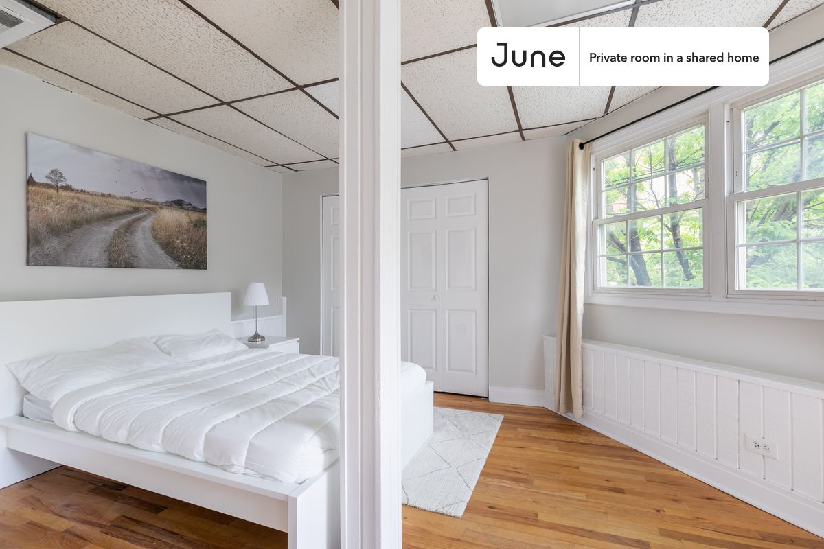 PLEASE NOTE: This is a private room in a shared apartment. You will have your own bedroom and shared common areas (kitchen, bathroom, etc.) with other residents.
Full bedroom in a 4 bedroom / 2 bathroom apartment!
Check out 3D tour now: https://jnhm.es/85l
This Full room in Noble Square is available on a 12 month lease or a flexible short term (31 to 364 days) lease. You pick your custom start and end date. Monthly rent rate is determined by furnishing preference, move-in date and move-out date. Speak to a June representative for recommendations on the best stay duration for the lowest rate, and learn more about this home on the June website: https://jnhm.es/68t
Amenities of this home: Dishwasher, Furnished Common Areas, Wi-Fi - Paid separately (High-Speed), Guarantors Allowed, 32-inch Flat-Screen TV, Street parking - City permit required, Hardwood Flooring, Microwave, Oven, Refrigerator, Air Conditioning | HVAC, also, this unit is conveniently located, several local parks, restaurants and bars are just minutes away.
About June Homes: Welcome to the easiest rental experience of your life. Rent furnished or unfurnished apartments on a 12 month lease or a flexible short term (31 to 364 days). As a resident, you’ll have access to 24/7 support and monthly cleanings of the home’s shared spaces. Sign up now to apply online for your next home with June: https://jnhm.es/sign-roomi
Brokers welcome! Contact us for more details.
Interested? Kindly note that the minimum stay duration would be 32 days.
Use this listing ID when speaking to June team: #1242 D