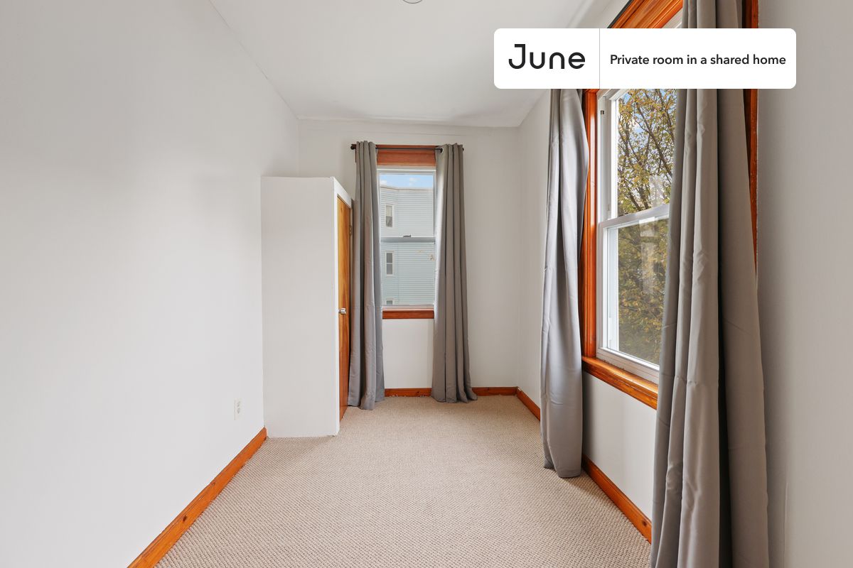 

PLEASE NOTE: This is a private room in a shared apartment. You will have your own bedroom and shared common areas (kitchen, bathroom, etc.) with other residents.

Twin bedroom in a 4 bedroom / 1 bathroom apartment!

Check out 3D tour now:  https://jnhm.es/X9

This  Twin room in Dorchester Center  is available on a 12 month lease or a flexible short term (31 to 364 days) lease. You pick your custom start and end date. Monthly rent rate is determined by furnishing preference, move-in date and move-out date. Speak to a June representative for recommendations on the best stay duration for the lowest rate, and learn more about this home on the June website:  https://jnhm.es/5KH

Amenities of this home:   Furnished Common Areas,    Wi-Fi - Paid separately (High-Speed),    Guarantors Allowed,       32-inch Flat-Screen TV,       Street parking - City permit required,    Laundry in building (free),    Balcony,    Hardwood Flooring,    Microwave,    Oven,    Refrigerator,   also, this unit is conveniently located, several local parks, restaurants and bars are just minutes away.

About June Homes: Welcome to the easiest rental experience of your life. Rent furnished or unfurnished apartments on a 12 month lease or a flexible short term (31 to 364 days). As a resident, you’ll have access to 24/7 support and monthly cleanings of the home’s shared spaces. Sign up now to apply online for your next home with June: https://jnhm.es/sign-roomi

Brokers welcome! Contact us for more details.

Interested? Kindly note that the minimum stay duration would be 31 days. 

Use this listing ID when speaking to June team:  #767 D