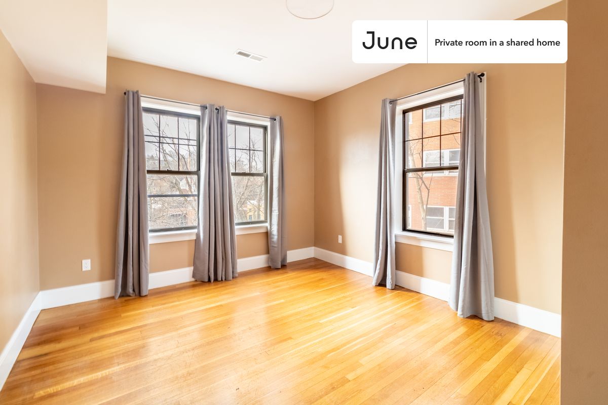 PLEASE NOTE: This is a private room in a shared apartment. You will have your own bedroom and shared common areas (kitchen, bathroom, etc.) with other residents.
Queen bedroom in a 4 bedroom / 2 bathroom apartment!
Check out 3D tour now: https://jnhm.es/10V
This Queen room in Brookline is available on a 12 month lease or a flexible short term (31 to 364 days) lease. You pick your custom start and end date. Monthly rent rate is determined by furnishing preference, move-in date and move-out date. Speak to a June representative for recommendations on the best stay duration for the lowest rate, and learn more about this home on the June website: https://jnhm.es/5U8
Amenities of this home: Dishwasher, Furnished Common Areas, Wi-Fi - Paid separately (High-Speed), Guarantors Allowed, Street parking - City permit required, Laundry in home (free), Wall-Mounted TV, Hardwood Flooring, Microwave, Oven, Refrigerator, Air Conditioning | HVAC, also, this unit is conveniently located, several local parks, restaurants and bars are just minutes away.
About June Homes: Welcome to the easiest rental experience of your life. Rent furnished or unfurnished apartments on a 12 month lease or a flexible short term (31 to 364 days). As a resident, you’ll have access to 24/7 support and monthly cleanings of the home’s shared spaces. Sign up now to apply online for your next home with June: https://jnhm.es/sign-roomi
Brokers welcome! Contact us for more details.
Interested? Kindly note that the minimum stay duration would be 31 days.
Use this listing ID when speaking to June team: #954 A