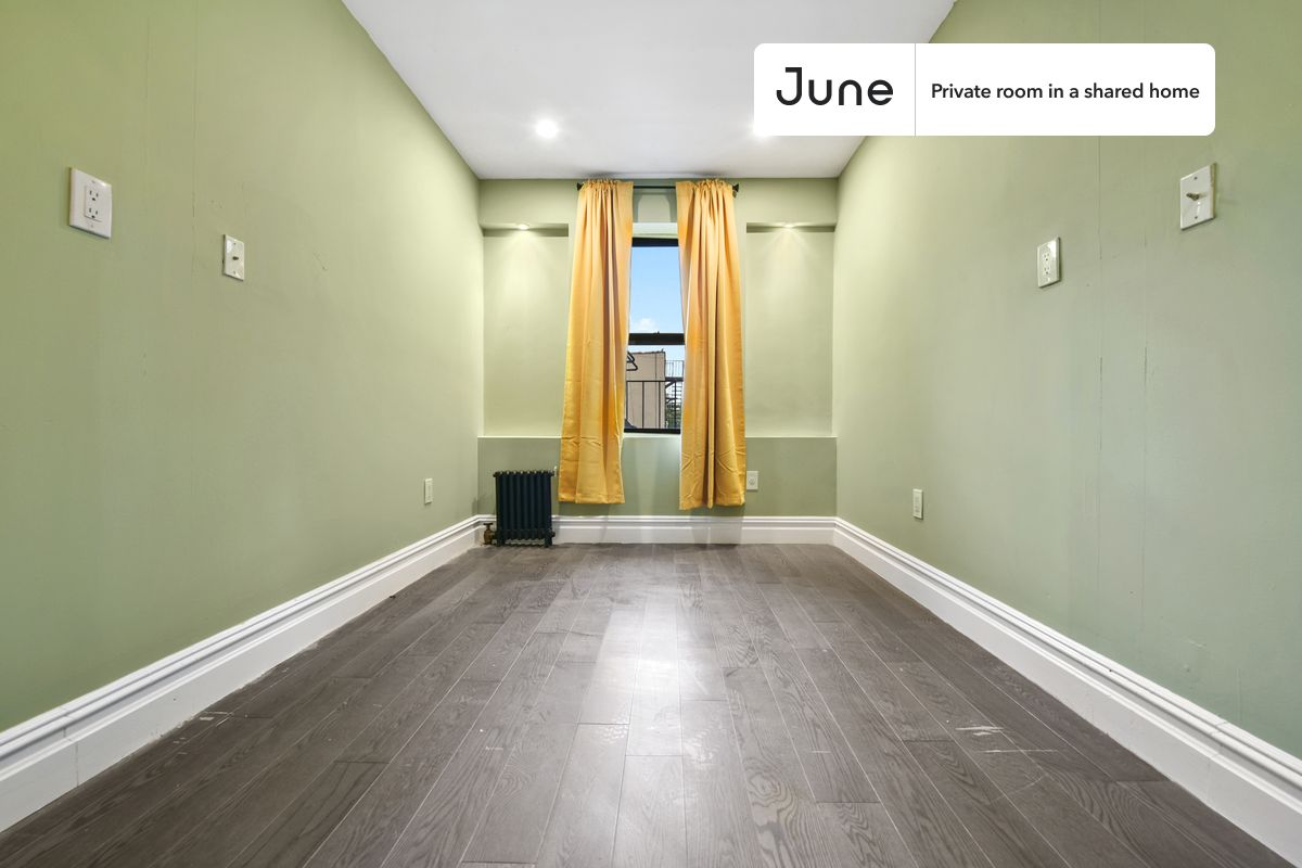 PLEASE NOTE: This is a private room in a shared apartment. You will have your own bedroom and shared common areas (kitchen, bathroom, etc.) with other residents.
Queen bedroom in a 3 bedroom / 1 bathroom apartment!
Check out 3D tour now: https://jnhm.es/Tt
This Queen room in East Village is available on a 12 month lease or a flexible short term (31 to 364 days) lease. You pick your custom start and end date. Monthly rent rate is determined by furnishing preference, move-in date and move-out date. Speak to a June representative for recommendations on the best stay duration for the lowest rate, and learn more about this home on the June website: https://jnhm.es/5Be
Amenities of this home: Dishwasher, Furnished Common Areas, Wi-Fi - Paid separately (High-Speed), Elevator, Guarantors Allowed, Laundry in home (free), Security cameras, Lobby reception (part-time), Hardwood Flooring, Microwave, Oven, Refrigerator, also, this unit is conveniently located, several local parks, restaurants and bars are just minutes away.
About June Homes: Welcome to the easiest rental experience of your life. Rent furnished or unfurnished apartments on a 12 month lease or a flexible short term (31 to 364 days). As a resident, you’ll have access to 24/7 support and monthly cleanings of the home’s shared spaces. Sign up now to apply online for your next home with June: https://jnhm.es/sign-roomi
Brokers welcome! Contact us for more details.
Interested? Use this listing ID when speaking to June team: #559 C
