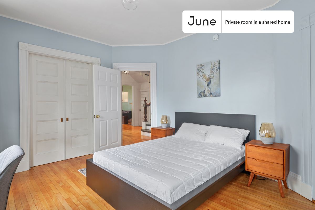 

PLEASE NOTE: This is a private room in a shared apartment. You will have your own bedroom and shared common areas (kitchen, bathroom, etc.) with other residents.

Queen bedroom in a 6 bedroom / 1.5 bathroom apartment!

Check out 3D tour now:  https://jnhm.es/Vv

This  Queen room in Brighton  is available on a 12 month lease or a flexible short term (31 to 364 days) lease. You pick your custom start and end date. Monthly rent rate is determined by furnishing preference, move-in date and move-out date. Speak to a June representative for recommendations on the best stay duration for the lowest rate, and learn more about this home on the June website:  https://jnhm.es/5CC

Amenities of this home:   Dishwasher,    Furnished Common Areas,    Wi-Fi - Paid separately (High-Speed),    Guarantors Allowed,       Decorative fireplace,    32-inch Flat-Screen TV,       Paid parking,    Laundry - Paid separately (in building),    Hardwood Flooring,    Microwave,    Oven,    Refrigerator,   also, this unit is conveniently located, several local parks, restaurants and bars are just minutes away.

About June Homes: Welcome to the easiest rental experience of your life. Rent furnished or unfurnished apartments on a 12 month lease or a flexible short term (31 to 364 days). As a resident, you’ll have access to 24/7 support and monthly cleanings of the home’s shared spaces. Sign up now to apply online for your next home with June: https://jnhm.es/sign-roomi

Brokers welcome! Contact us for more details.

Interested? Kindly note that the minimum stay duration would be 31 days. 

Use this listing ID when speaking to June team:  #587 A