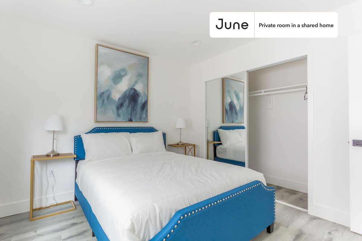 

PLEASE NOTE: This is a private room in a shared apartment. You will have your own bedroom and shared common areas (kitchen, bathroom, etc.) with other residents.

Queen bedroom in a 4 bedroom / 3 bathroom apartment!

Check out 3D tour now:  https://jnhm.es/87f

This  Queen room in North Hollywood  is available on a 12 month lease or a flexible short term (31 to 364 days) lease. You pick your custom start and end date. Monthly rent rate is determined by furnishing preference, move-in date and move-out date. Speak to a June representative for recommendations on the best stay duration for the lowest rate, and learn more about this home on the June website:  https://jnhm.es/6fV

Amenities of this home:   Dishwasher,    Furnished Common Areas,    Wi-Fi - Paid separately (High-Speed),    Guarantors Allowed,       Paid parking,    Laundry in home (free),       Wall-Mounted TV,    Hardwood Flooring,    Microwave,    Oven,    Refrigerator,   also, this unit is conveniently located, several local parks, restaurants and bars are just minutes away.

About June Homes: Welcome to the easiest rental experience of your life. Rent furnished or unfurnished apartments on a 12 month lease or a flexible short term (31 to 364 days). As a resident, you’ll have access to 24/7 support and monthly cleanings of the home’s shared spaces. Sign up now to apply online for your next home with June: https://jnhm.es/sign-roomi

Brokers welcome! Contact us for more details.

Interested? Use this listing ID when speaking to June team:  #1399 A