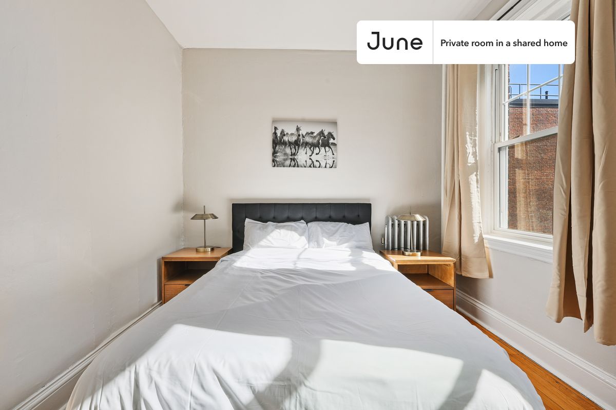 

PLEASE NOTE: This is a private room in a shared apartment. You will have your own bedroom and shared common areas (kitchen, bathroom, etc.) with other residents.

Full bedroom in a 3 bedroom / 1 bathroom apartment!

Check out 3D tour now:  https://jnhm.es/Wn

This  Full room in Allston  is available on a 12 month lease or a flexible short term (31 to 364 days) lease. You pick your custom start and end date. Monthly rent rate is determined by furnishing preference, move-in date and move-out date. Speak to a June representative for recommendations on the best stay duration for the lowest rate, and learn more about this home on the June website:  https://jnhm.es/5IT

Amenities of this home:   Furnished Common Areas,    Wi-Fi - Paid separately (High-Speed),    Guarantors Allowed,          Street parking - City permit required,    Laundry - Paid separately (in building),    Hardwood Flooring,    Microwave,    Oven,    Refrigerator,   also, this unit is conveniently located, several local parks, restaurants and bars are just minutes away.

About June Homes: Welcome to the easiest rental experience of your life. Rent furnished or unfurnished apartments on a 12 month lease or a flexible short term (31 to 364 days). As a resident, you’ll have access to 24/7 support and monthly cleanings of the home’s shared spaces. Sign up now to apply online for your next home with June: https://jnhm.es/sign-roomi

Brokers welcome! Contact us for more details.

Interested? Kindly note that the minimum stay duration would be 31 days. 

Use this listing ID when speaking to June team:  #728 B