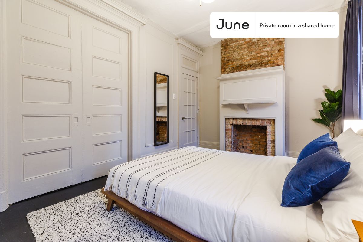 

PLEASE NOTE: This is a private room in a shared apartment. You will have your own bedroom and shared common areas (kitchen, bathroom, etc.) with other residents.

Queen bedroom in a 4 bedroom / 1 bathroom apartment!

Check out 3D tour now:  https://jnhm.es/Qw

This  Queen room in Chelsea  is available on a 12 month lease or a flexible short term (31 to 364 days) lease. You pick your custom start and end date. Monthly rent rate is determined by furnishing preference, move-in date and move-out date. Speak to a June representative for recommendations on the best stay duration for the lowest rate, and learn more about this home on the June website:  https://jnhm.es/Jv

Amenities of this home:   Furnished Common Areas,    Wi-Fi - Paid separately (High-Speed),    Guarantors Allowed,       32-inch Flat-Screen TV,       Smart lock,    Hardwood Flooring,    Microwave,    Oven,    Refrigerator,   also, this unit is conveniently located, several local parks, restaurants and bars are just minutes away.

About June Homes: Welcome to the easiest rental experience of your life. Rent furnished or unfurnished apartments on a 12 month lease or a flexible short term (31 to 364 days). As a resident, you’ll have access to 24/7 support and monthly cleanings of the home’s shared spaces. Sign up now to apply online for your next home with June: https://jnhm.es/sign-roomi

Brokers welcome! Contact us for more details.

Interested? Use this listing ID when speaking to June team:  #323 D